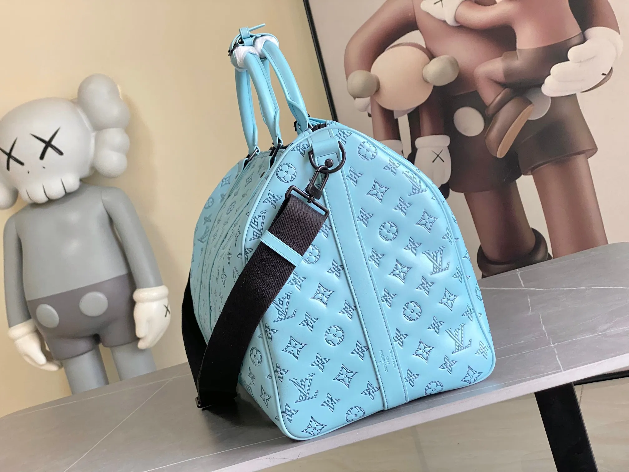💰1460 Top Original Keepall Bandoulière 50 Travel Bag M14842 Light Blue Keepall Bandoulière 50 features Monogram Shadow embossed calfskin and black hardware Looks chic Keepall 50 is one of the most famous weekend bags of the house It has two rolled leather top handles and a removable and adjustable shoulder strap Offers carrying options Spacious interior Lined with textile Includes a zipper pocket size：50 x 29 x 23cm