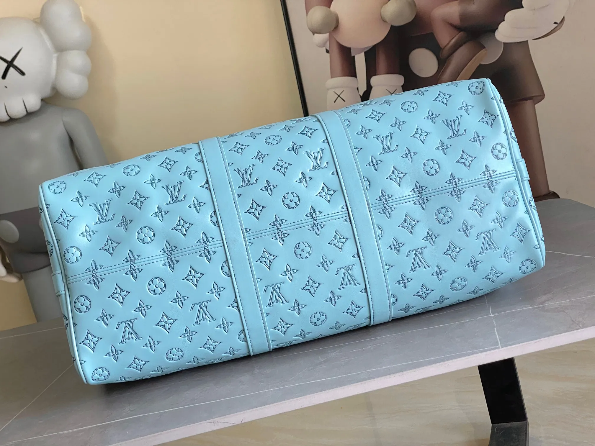 💰1460 Top Original Keepall Bandoulière 50 Travel Bag M14842 Light Blue Keepall Bandoulière 50 features Monogram Shadow embossed calfskin and black hardware Looks chic Keepall 50 is one of the most famous weekend bags of the house It has two rolled leather top handles and a removable and adjustable shoulder strap Offers carrying options Spacious interior Lined with textile Includes a zipper pocket size：50 x 29 x 23cm
