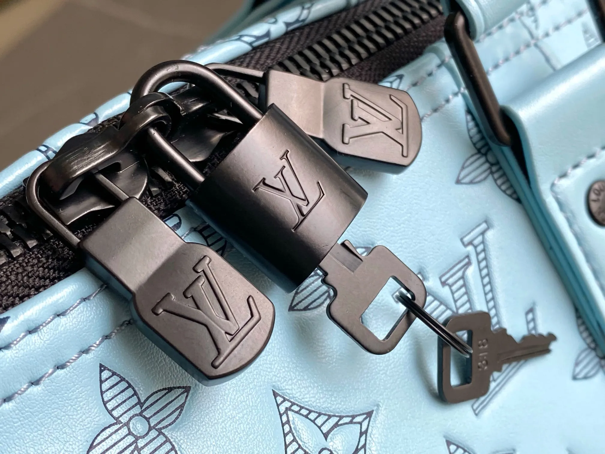 💰1460 Top Original Keepall Bandoulière 50 Travel Bag M14842 Light Blue Keepall Bandoulière 50 features Monogram Shadow embossed calfskin and black hardware Looks chic Keepall 50 is one of the most famous weekend bags of the house It has two rolled leather top handles and a removable and adjustable shoulder strap Offers carrying options Spacious interior Lined with textile Includes a zipper pocket size：50 x 29 x 23cm