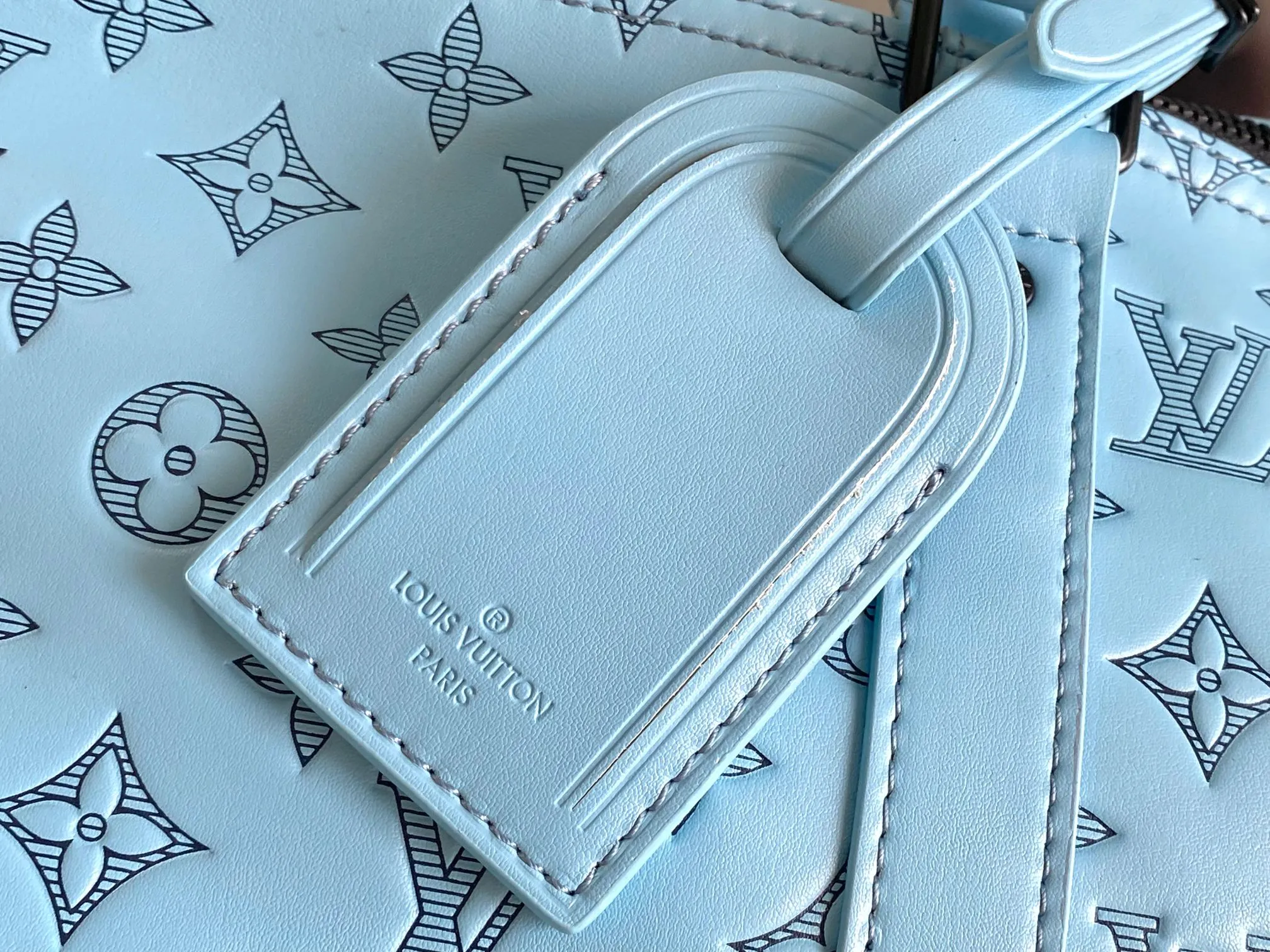 💰1460 Top Original Keepall Bandoulière 50 Travel Bag M14842 Light Blue Keepall Bandoulière 50 features Monogram Shadow embossed calfskin and black hardware Looks chic Keepall 50 is one of the most famous weekend bags of the house It has two rolled leather top handles and a removable and adjustable shoulder strap Offers carrying options Spacious interior Lined with textile Includes a zipper pocket size：50 x 29 x 23cm