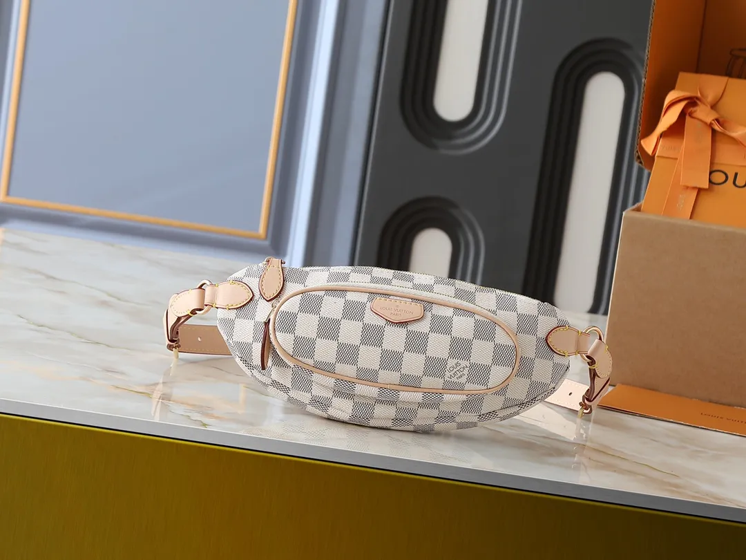 💰220💰Upgraded from the original N00230 M14806 M43644 This Keepit waist bag debuted at the 2025 spring and summer show. It is made of Damier Azur canvas and dazzling metal parts, and is equipped with an adjustable shoulder strap for flexible carrying. An exterior zippered compartment holds small essentials, and a front leather label embossed with the Louis Vuitton logo. Dimensions: 29.0 x 12.0 x 6.0 cm (length x height x width)