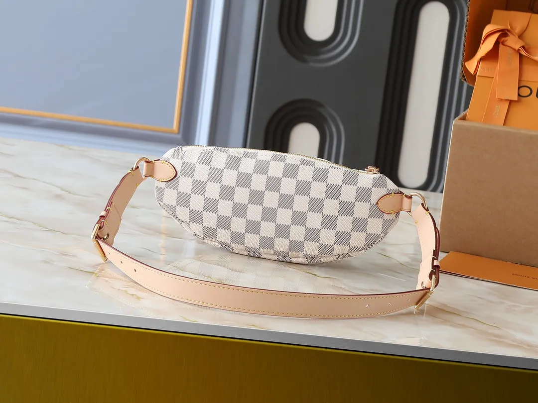 💰220💰Upgraded from the original N00230 M14806 M43644 This Keepit waist bag debuted at the 2025 spring and summer show. It is made of Damier Azur canvas and dazzling metal parts, and is equipped with an adjustable shoulder strap for flexible carrying. An exterior zippered compartment holds small essentials, and a front leather label embossed with the Louis Vuitton logo. Dimensions: 29.0 x 12.0 x 6.0 cm (length x height x width)