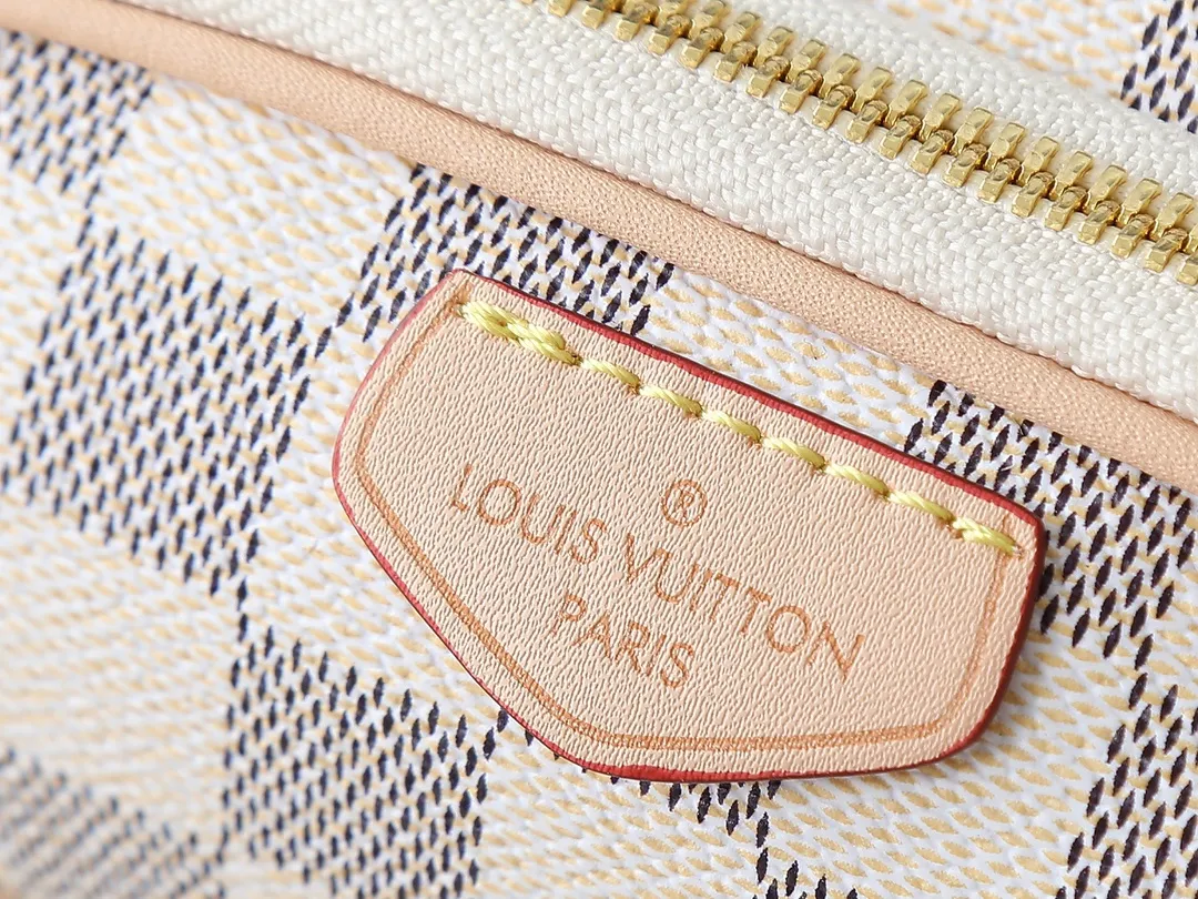 💰220💰Upgraded from the original N00230 M14806 M43644 This Keepit waist bag debuted at the 2025 spring and summer show. It is made of Damier Azur canvas and dazzling metal parts, and is equipped with an adjustable shoulder strap for flexible carrying. An exterior zippered compartment holds small essentials, and a front leather label embossed with the Louis Vuitton logo. Dimensions: 29.0 x 12.0 x 6.0 cm (length x height x width)