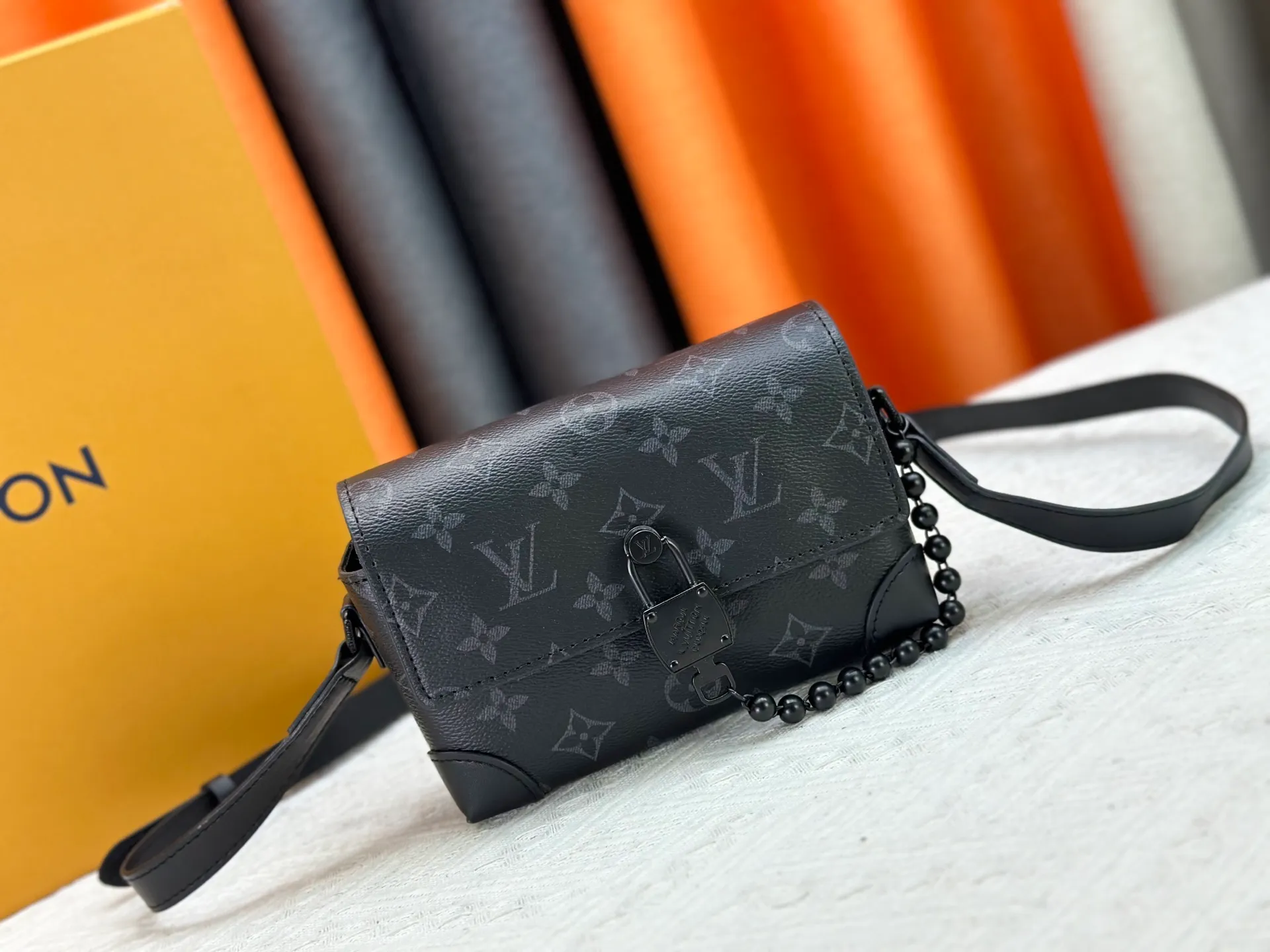 P240 Upgraded original M14738 This Steamer mini handbag is made of Monogram canvas, with distressed cow leather trim and dazzling metal parts. The new square lock snaps back to Pharrell Williams' signature Damier pattern, the delicate key connects to the intricate beaded chain, and the adjustable shoulder strap allows for shoulder or cross-body wear. Dimensions: 18 × 11 × 6.5 cm