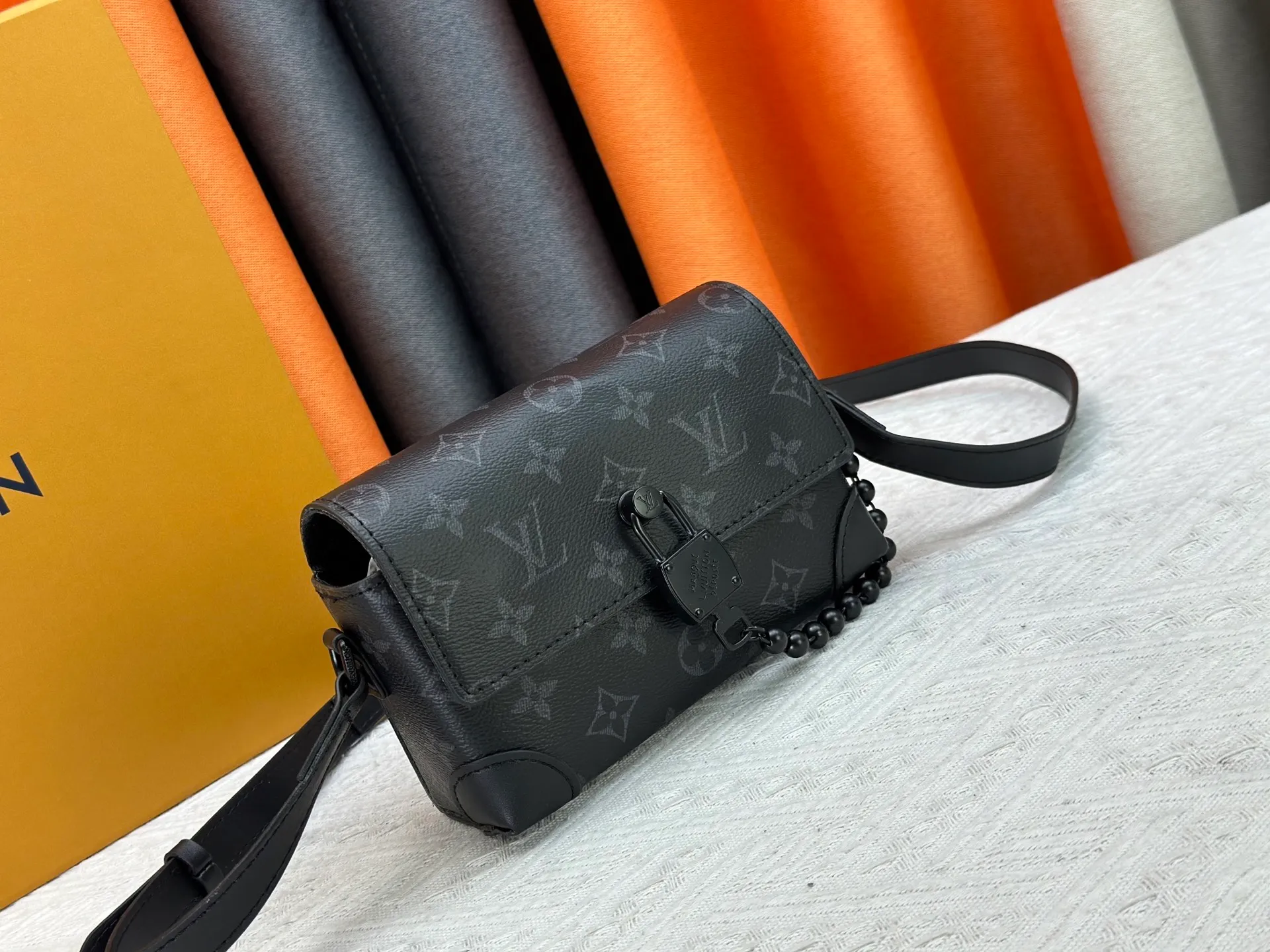 P240 Upgraded original M14738 This Steamer mini handbag is made of Monogram canvas, with distressed cow leather trim and dazzling metal parts. The new square lock snaps back to Pharrell Williams' signature Damier pattern, the delicate key connects to the intricate beaded chain, and the adjustable shoulder strap allows for shoulder or cross-body wear. Dimensions: 18 × 11 × 6.5 cm