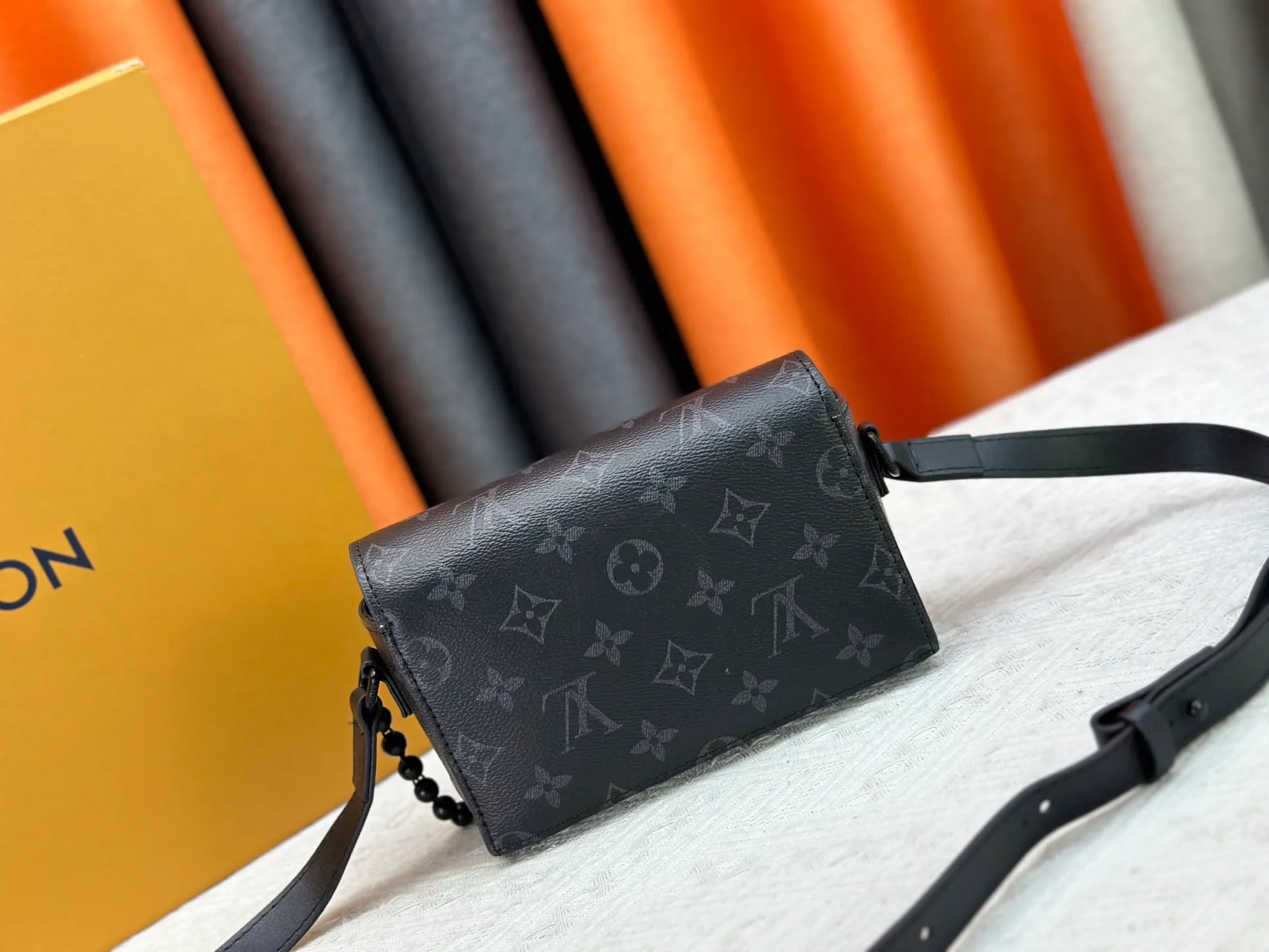 P240 Upgraded original M14738 This Steamer mini handbag is made of Monogram canvas, with distressed cow leather trim and dazzling metal parts. The new square lock snaps back to Pharrell Williams' signature Damier pattern, the delicate key connects to the intricate beaded chain, and the adjustable shoulder strap allows for shoulder or cross-body wear. Dimensions: 18 × 11 × 6.5 cm