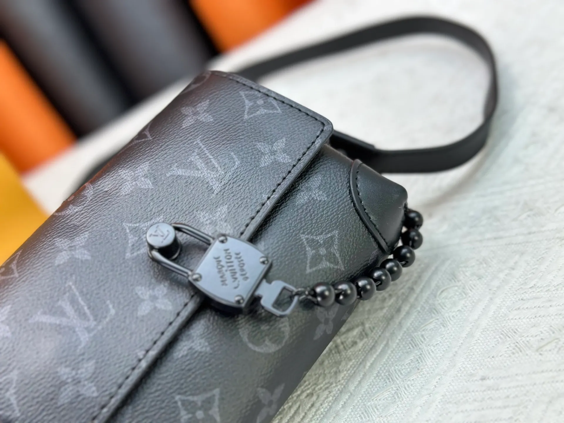 P240 Upgraded original M14738 This Steamer mini handbag is made of Monogram canvas, with distressed cow leather trim and dazzling metal parts. The new square lock snaps back to Pharrell Williams' signature Damier pattern, the delicate key connects to the intricate beaded chain, and the adjustable shoulder strap allows for shoulder or cross-body wear. Dimensions: 18 × 11 × 6.5 cm