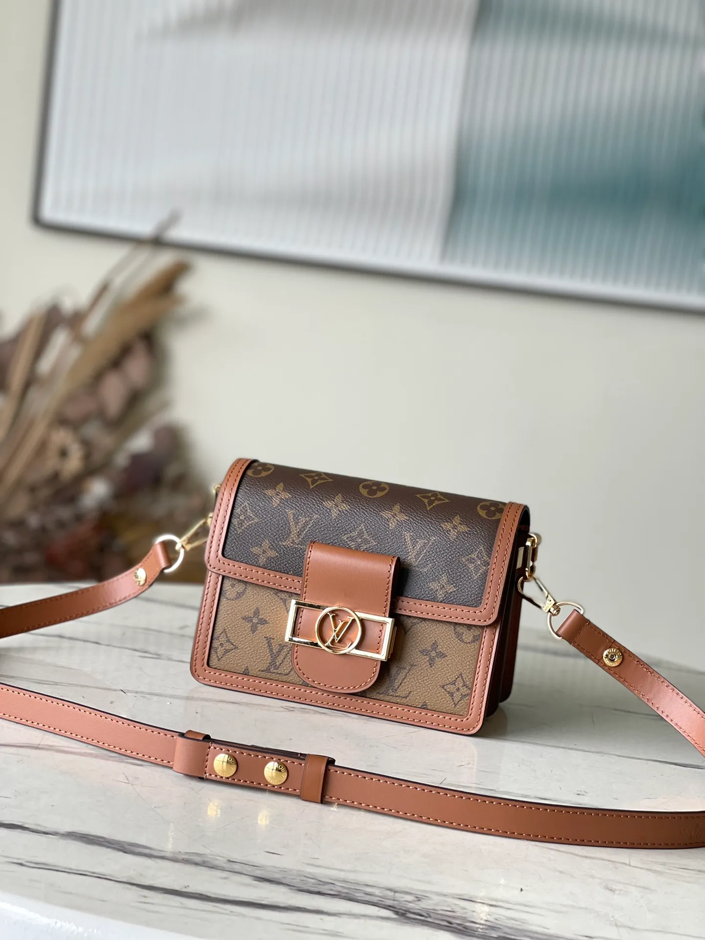 💰820 Top quality M45959 Small size Nicolas Ghesquière launches a new Mini Dauphine handbag in the spring and summer of 2019. The mini design combines Monogram and Monogram Reverse canvas with cow leather trim. The LV lock buckle shines brightly, and the leather shoulder strap adds a modern look. Suitable for day and night carry. Dimensions: 20 x 15 x 9 cm