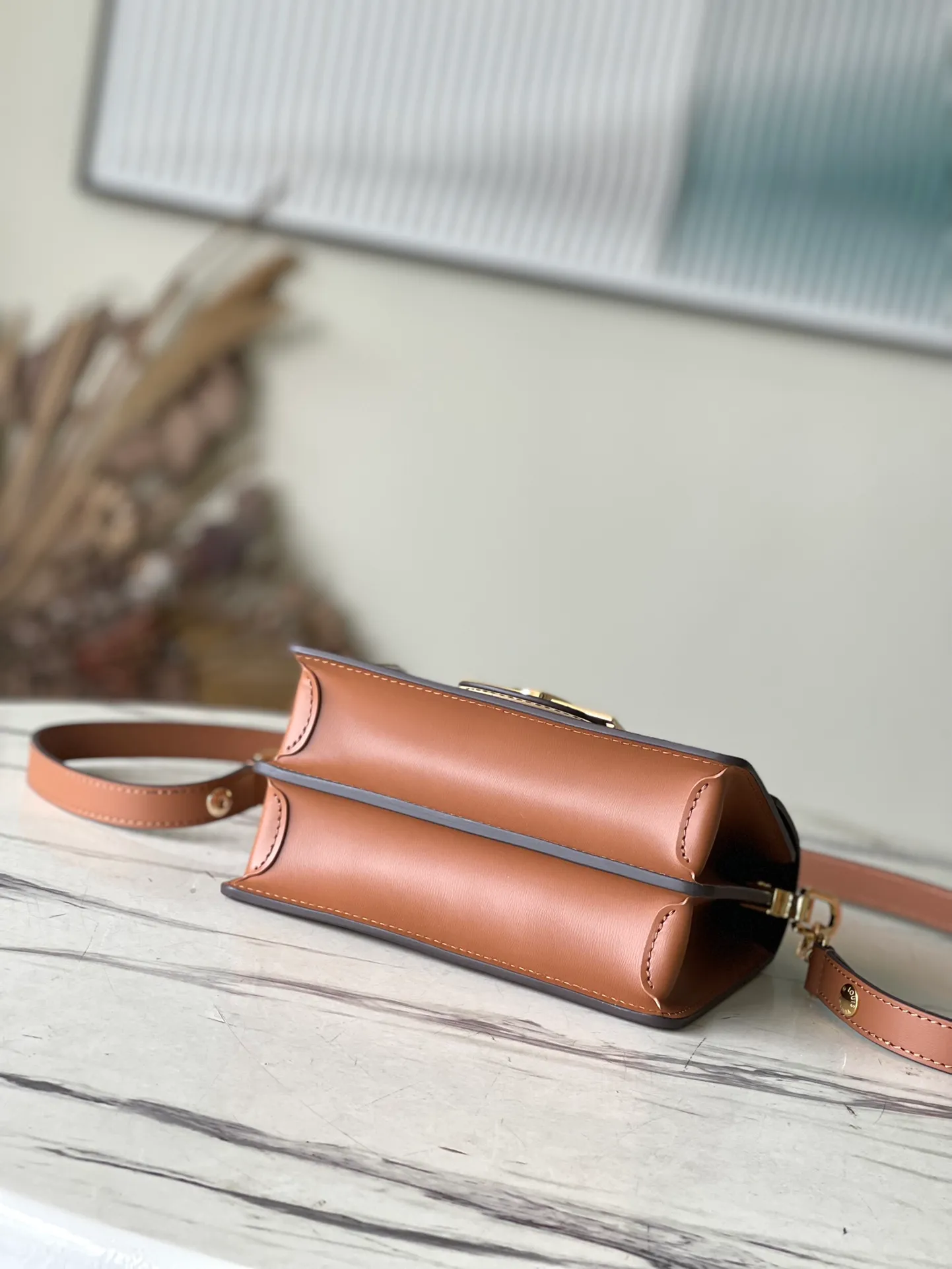 💰820 Top quality M45959 Small size Nicolas Ghesquière launches a new Mini Dauphine handbag in the spring and summer of 2019. The mini design combines Monogram and Monogram Reverse canvas with cow leather trim. The LV lock buckle shines brightly, and the leather shoulder strap adds a modern look. Suitable for day and night carry. Dimensions: 20 x 15 x 9 cm