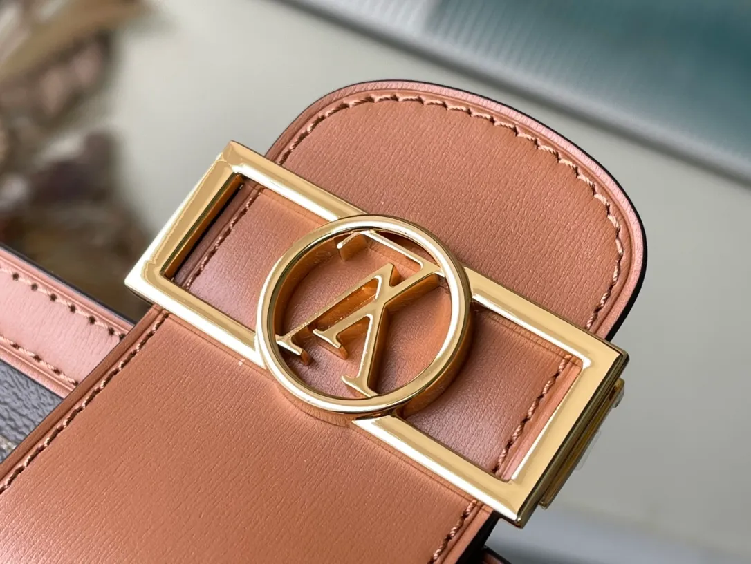 💰820 Top quality M45959 Small size Nicolas Ghesquière launches a new Mini Dauphine handbag in the spring and summer of 2019. The mini design combines Monogram and Monogram Reverse canvas with cow leather trim. The LV lock buckle shines brightly, and the leather shoulder strap adds a modern look. Suitable for day and night carry. Dimensions: 20 x 15 x 9 cm