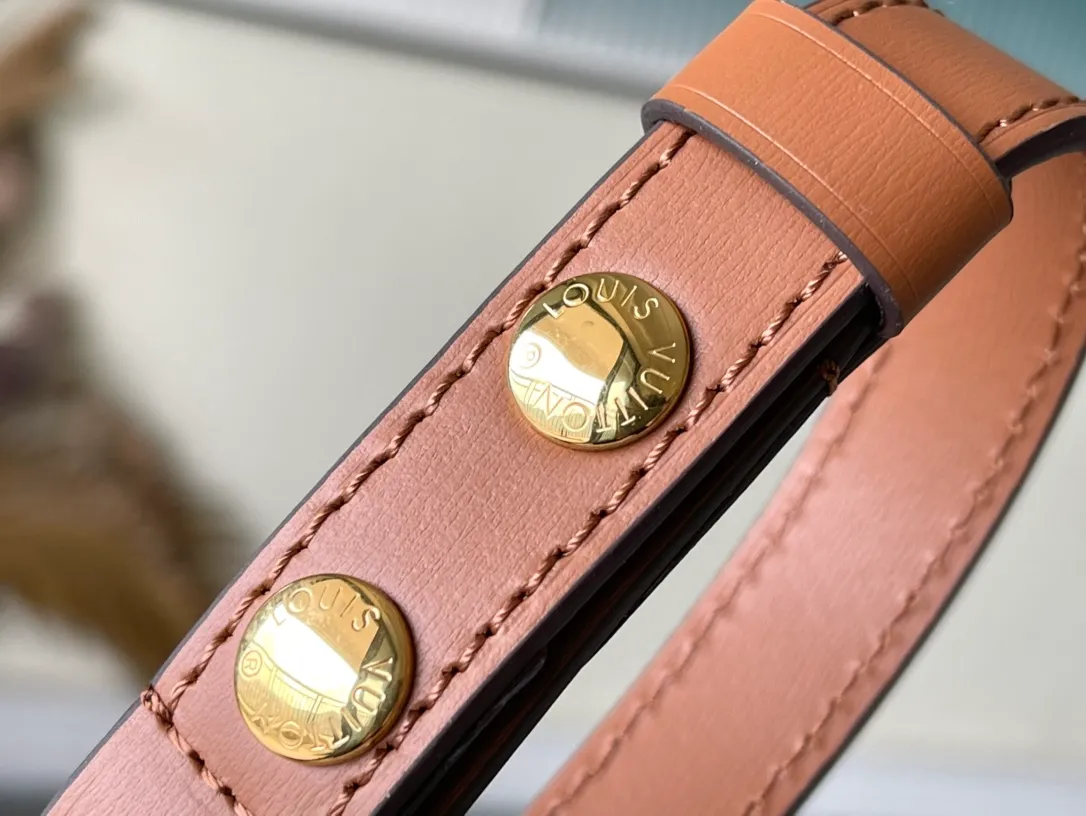 💰820 Top quality M45959 Small size Nicolas Ghesquière launches a new Mini Dauphine handbag in the spring and summer of 2019. The mini design combines Monogram and Monogram Reverse canvas with cow leather trim. The LV lock buckle shines brightly, and the leather shoulder strap adds a modern look. Suitable for day and night carry. Dimensions: 20 x 15 x 9 cm