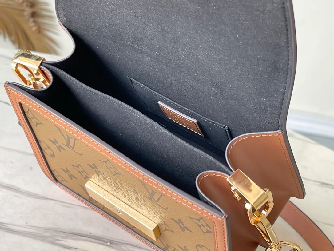 💰820 Top quality M45959 Small size Nicolas Ghesquière launches a new Mini Dauphine handbag in the spring and summer of 2019. The mini design combines Monogram and Monogram Reverse canvas with cow leather trim. The LV lock buckle shines brightly, and the leather shoulder strap adds a modern look. Suitable for day and night carry. Dimensions: 20 x 15 x 9 cm