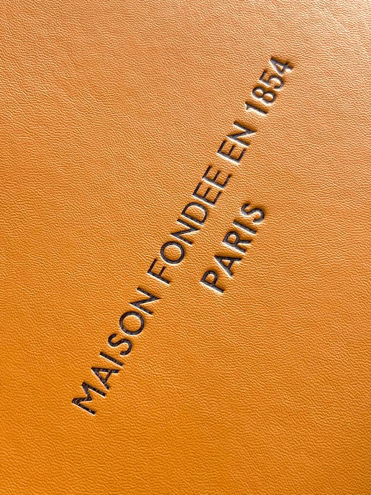 💰1140 (first-grain leather) top original order M24457 This medium-sized Shopper handbag is inspired by the Louis Vuitton shopping bag design. It has the words Louis Vuitton and Maison Fondee En1854 written on soft cow leather, with a top handle and a detachable shoulder strap. Dimensions: 40 × 32 × 16 cm