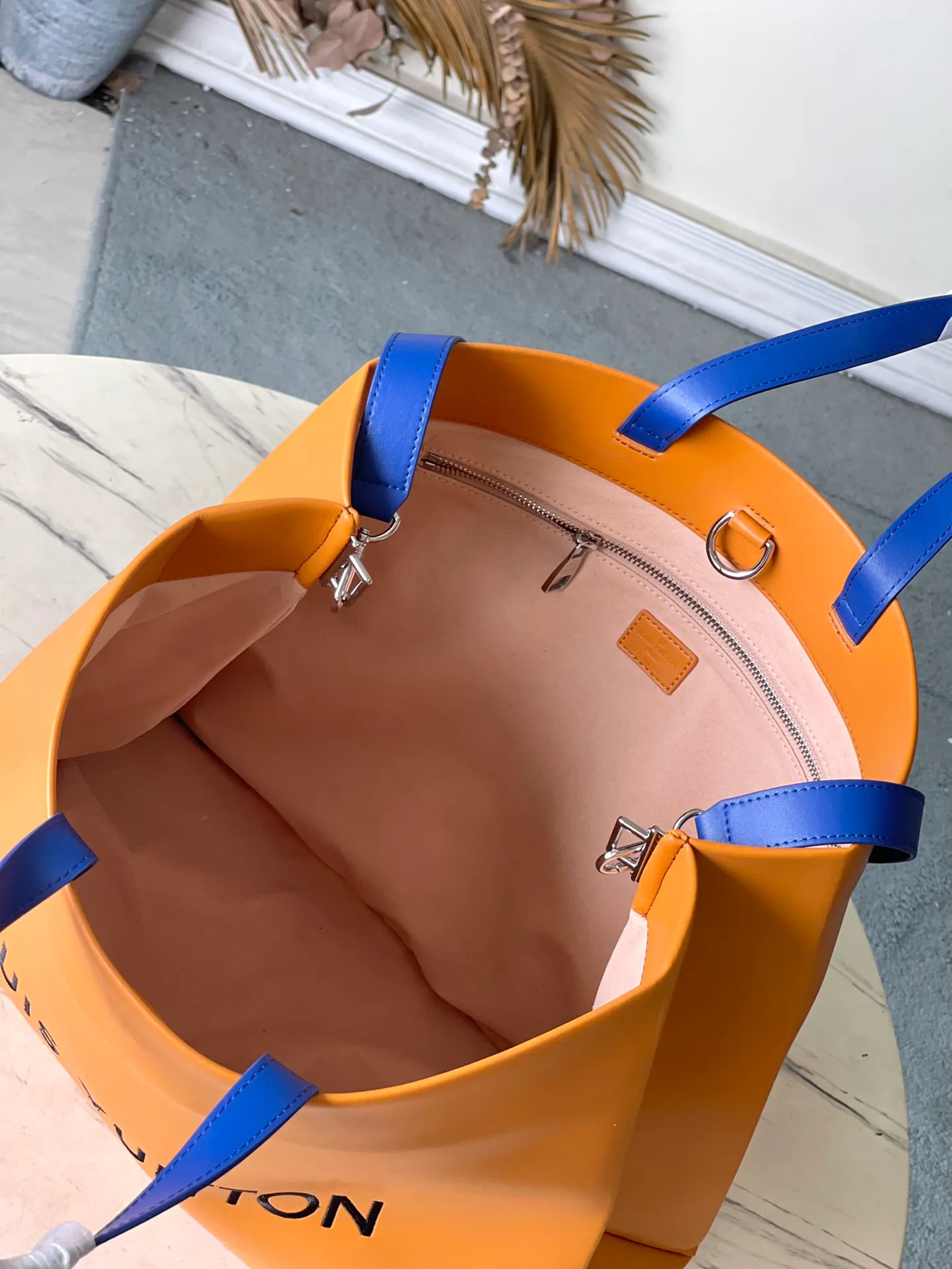 💰1140 (first-grain leather) top original order M24457 This medium-sized Shopper handbag is inspired by the Louis Vuitton shopping bag design. It has the words Louis Vuitton and Maison Fondee En1854 written on soft cow leather, with a top handle and a detachable shoulder strap. Dimensions: 40 × 32 × 16 cm