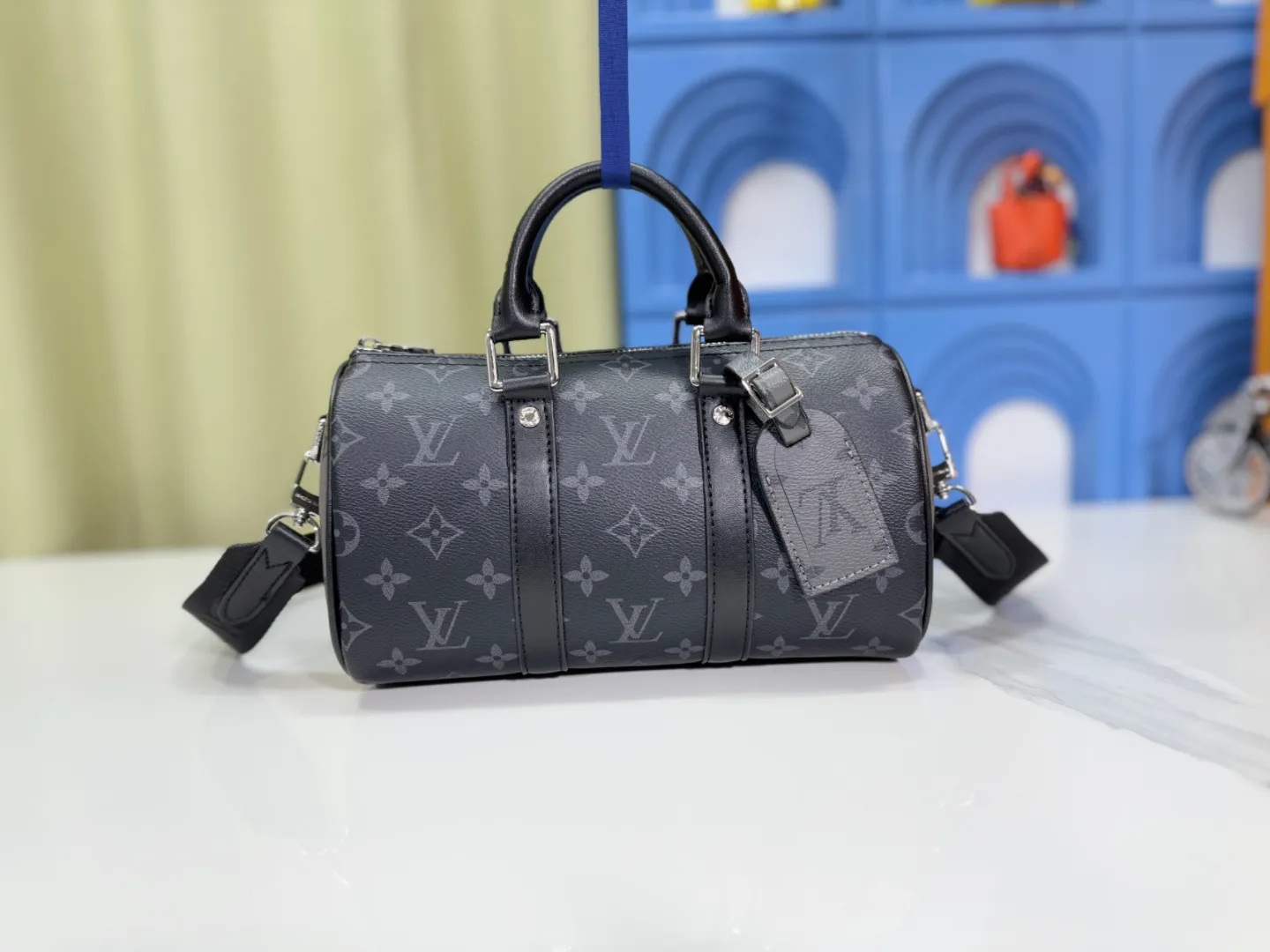 P240 M46271 upgrades the original monogram eclie reverse canvas, showing an elegant reinterpretation of Louis Vuitton's classic pattern. Reinforced straps and leather name tags continue to be signatures of the Keell collection, while a zipper closure keeps personal items safe and secure. 25×15x11 cm
