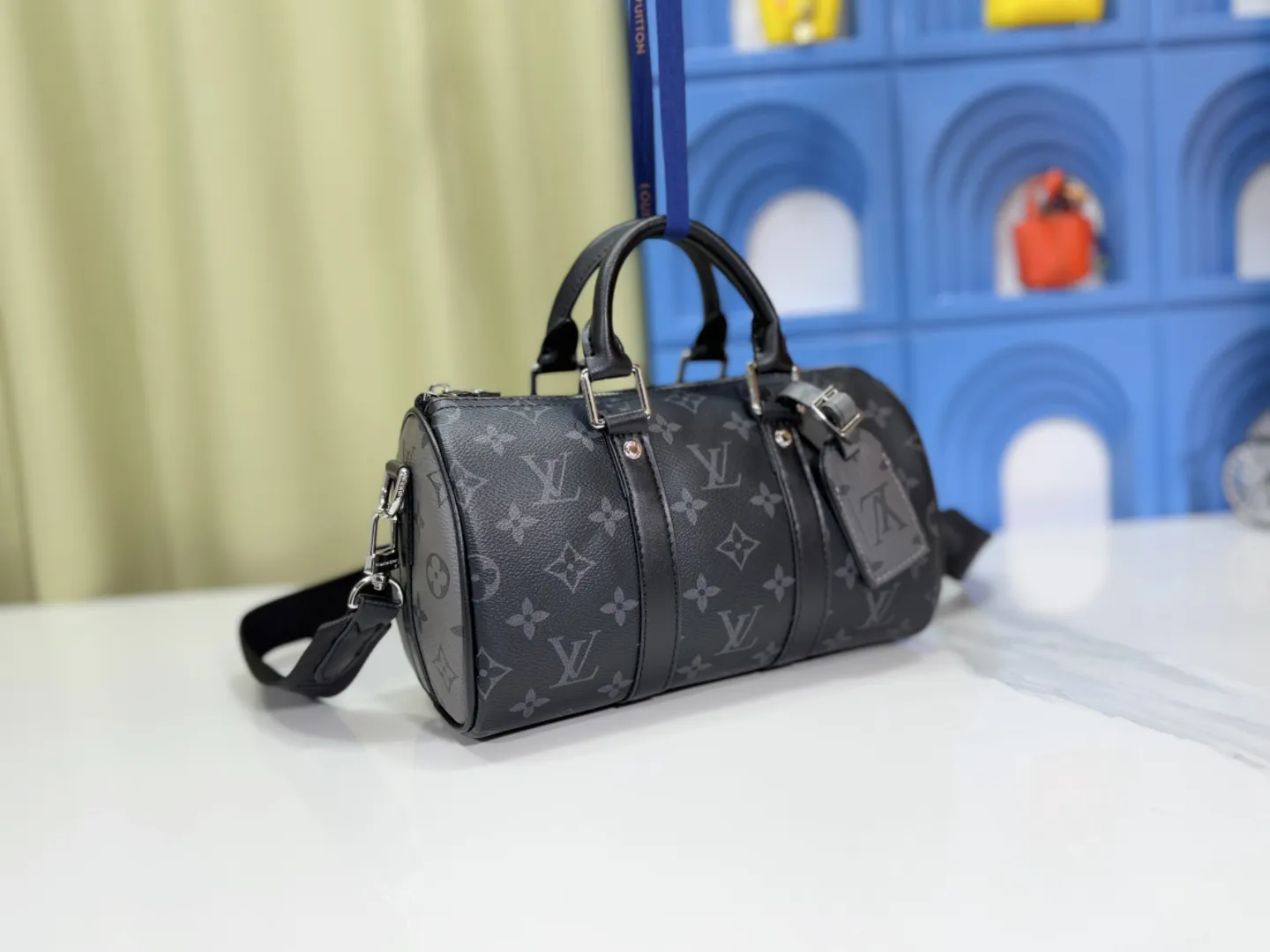 P240 M46271 upgrades the original monogram eclie reverse canvas, showing an elegant reinterpretation of Louis Vuitton's classic pattern. Reinforced straps and leather name tags continue to be signatures of the Keell collection, while a zipper closure keeps personal items safe and secure. 25×15x11 cm