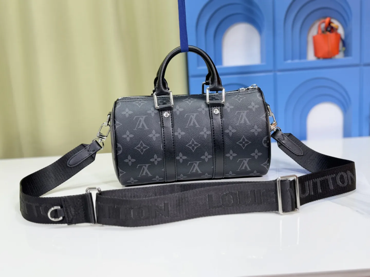 P240 M46271 upgrades the original monogram eclie reverse canvas, showing an elegant reinterpretation of Louis Vuitton's classic pattern. Reinforced straps and leather name tags continue to be signatures of the Keell collection, while a zipper closure keeps personal items safe and secure. 25×15x11 cm