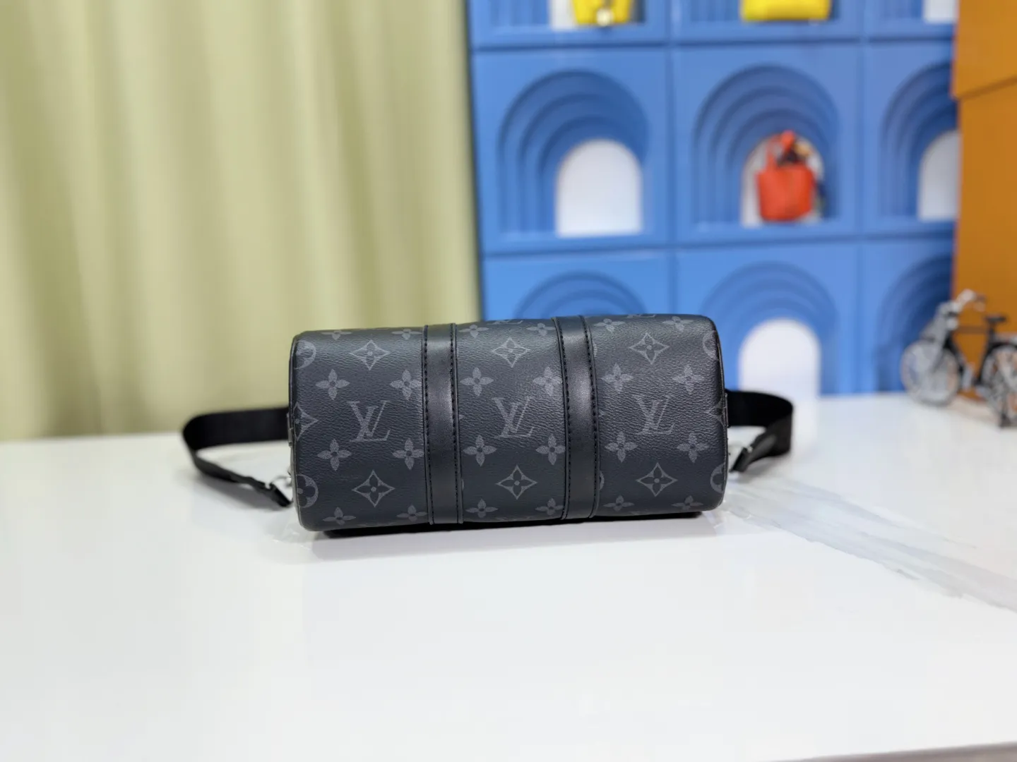 P240 M46271 upgrades the original monogram eclie reverse canvas, showing an elegant reinterpretation of Louis Vuitton's classic pattern. Reinforced straps and leather name tags continue to be signatures of the Keell collection, while a zipper closure keeps personal items safe and secure. 25×15x11 cm