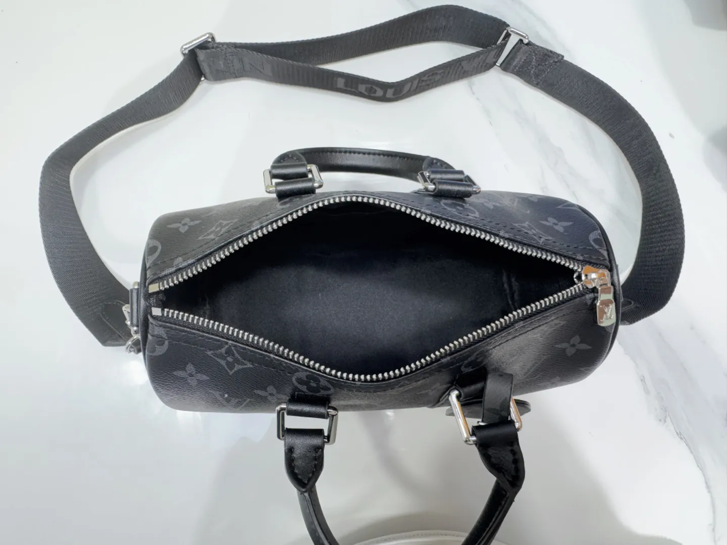 P240 M46271 upgrades the original monogram eclie reverse canvas, showing an elegant reinterpretation of Louis Vuitton's classic pattern. Reinforced straps and leather name tags continue to be signatures of the Keell collection, while a zipper closure keeps personal items safe and secure. 25×15x11 cm