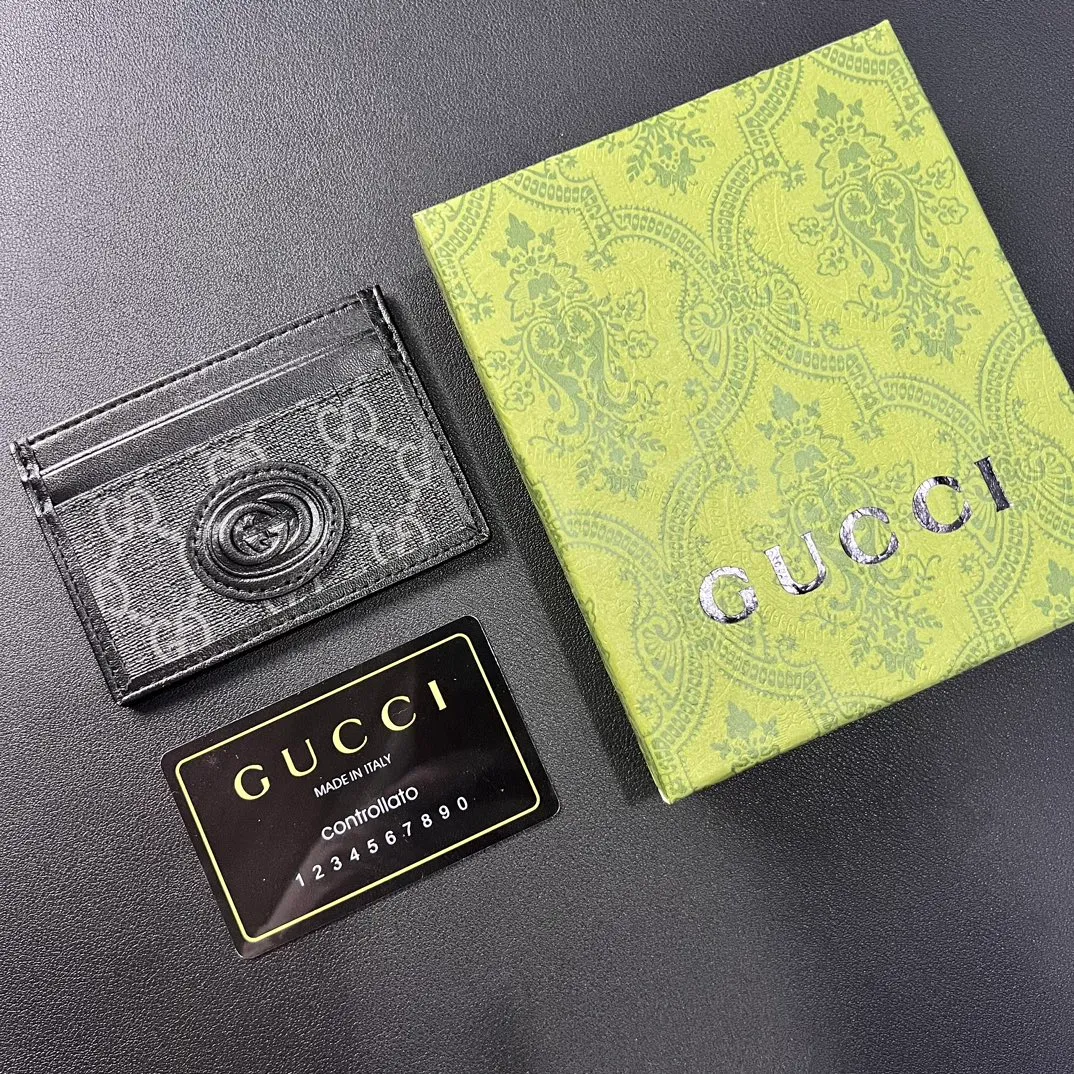 💰100 💎 Upgraded original version 🇮🇹 This card holder is ingeniously decorated with different styles of brand logos [Celebration] GG Supreme canvas material and oval interlocking double G logo complement each other, highlighting the elegance and extraordinary charm. Two archival details blend together to give this accessory a vintage feel. Style number: 673002 Size: 10x 7cm