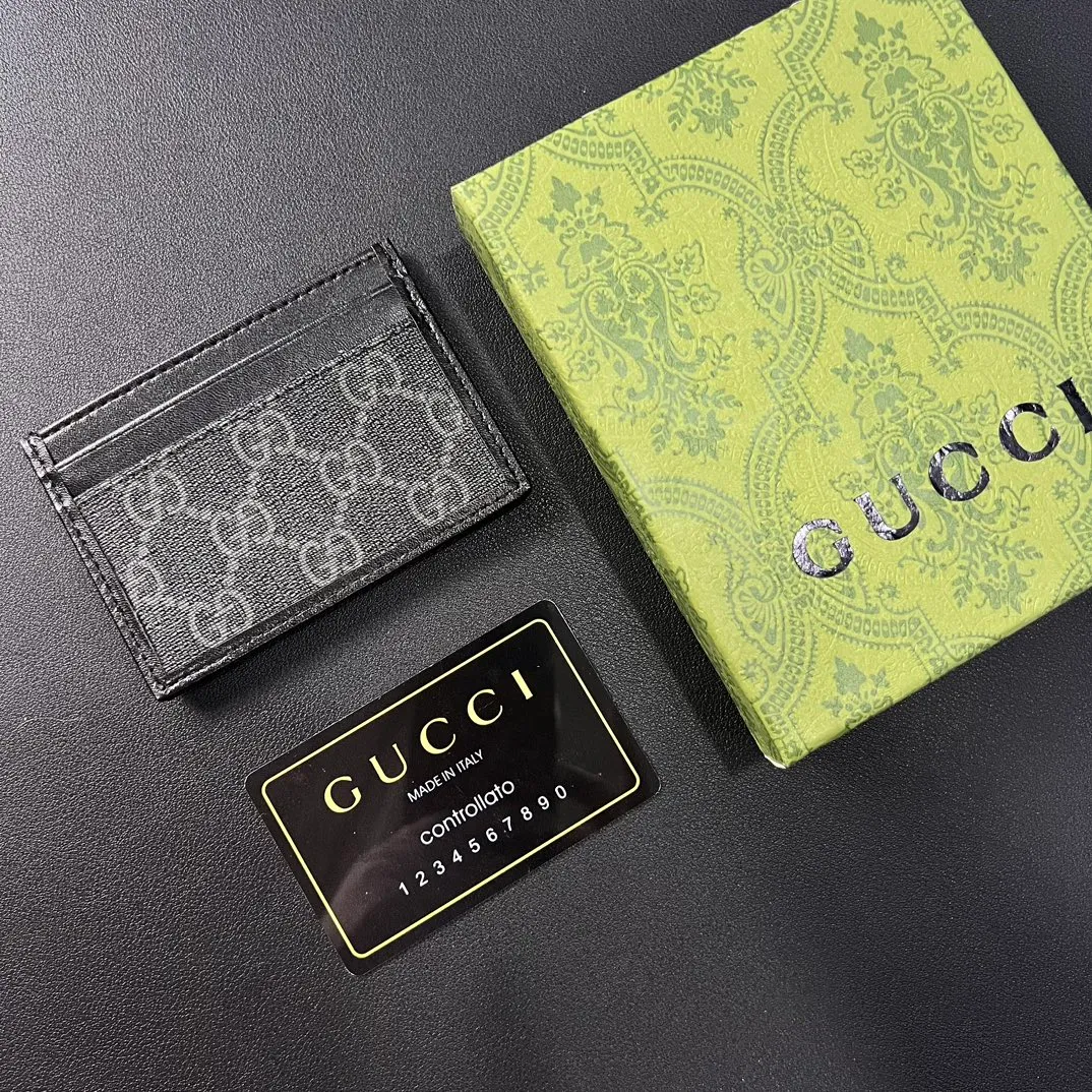 💰100 💎 Upgraded original version 🇮🇹 This card holder is ingeniously decorated with different styles of brand logos [Celebration] GG Supreme canvas material and oval interlocking double G logo complement each other, highlighting the elegance and extraordinary charm. Two archival details blend together to give this accessory a vintage feel. Style number: 673002 Size: 10x 7cm