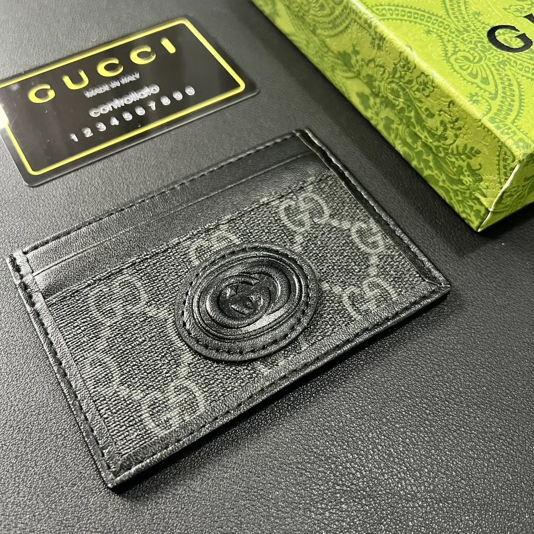 💰100 💎 Upgraded original version 🇮🇹 This card holder is ingeniously decorated with different styles of brand logos [Celebration] GG Supreme canvas material and oval interlocking double G logo complement each other, highlighting the elegance and extraordinary charm. Two archival details blend together to give this accessory a vintage feel. Style number: 673002 Size: 10x 7cm
