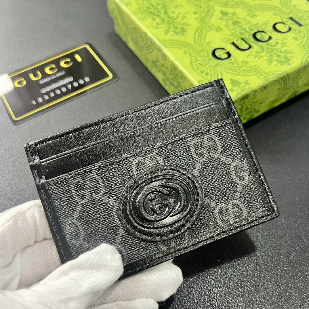 💰100 💎 Upgraded original version 🇮🇹 This card holder is ingeniously decorated with different styles of brand logos [Celebration] GG Supreme canvas material and oval interlocking double G logo complement each other, highlighting the elegance and extraordinary charm. Two archival details blend together to give this accessory a vintage feel. Style number: 673002 Size: 10x 7cm