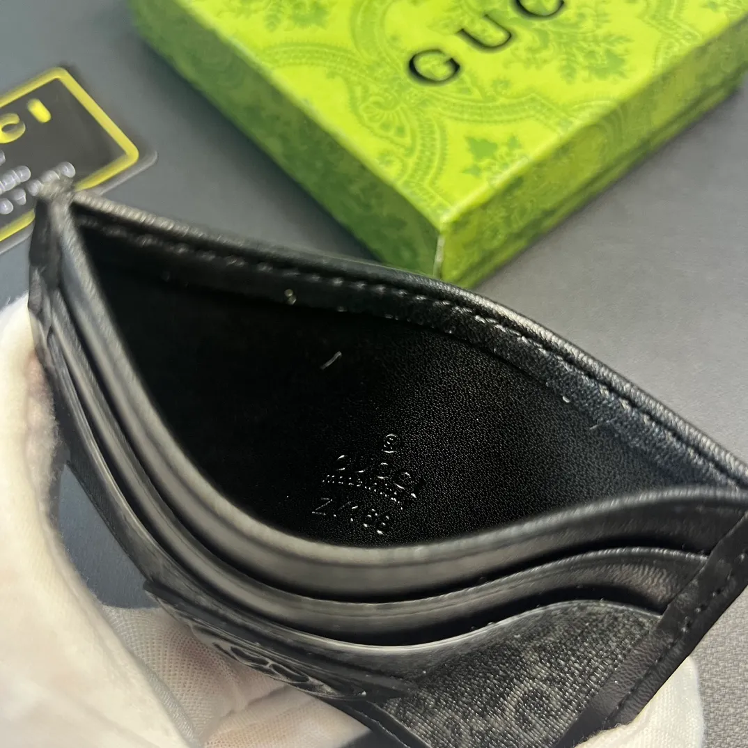 💰100 💎 Upgraded original version 🇮🇹 This card holder is ingeniously decorated with different styles of brand logos [Celebration] GG Supreme canvas material and oval interlocking double G logo complement each other, highlighting the elegance and extraordinary charm. Two archival details blend together to give this accessory a vintage feel. Style number: 673002 Size: 10x 7cm