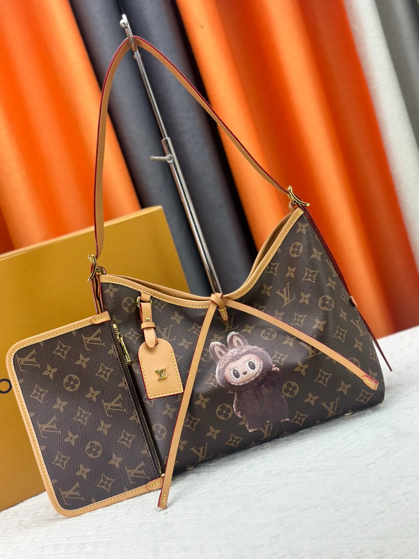 P260 upgrades the original M24861 M25143 M46203 M46197 CarryAll medium handbag, with Monogram canvas and leather trim to create a body-fitting design. There's a zipped pocket inside the ample space, and a detachable zipped clutch adds a functional element, with a buckle-adjustable handle. Small size: 29 x 24 x 12 cm,