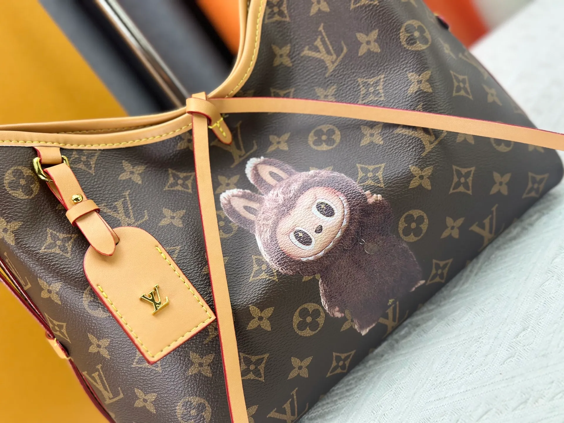 P260 upgrades the original M24861 M25143 M46203 M46197 CarryAll medium handbag, with Monogram canvas and leather trim to create a body-fitting design. There's a zipped pocket inside the ample space, and a detachable zipped clutch adds a functional element, with a buckle-adjustable handle. Small size: 29 x 24 x 12 cm,