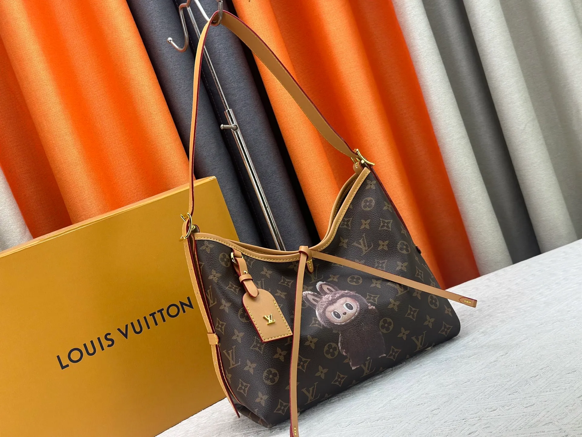 P260 upgrades the original M24861 M25143 M46203 M46197 CarryAll medium handbag, with Monogram canvas and leather trim to create a body-fitting design. There's a zipped pocket inside the ample space, and a detachable zipped clutch adds a functional element, with a buckle-adjustable handle. Small size: 29 x 24 x 12 cm,