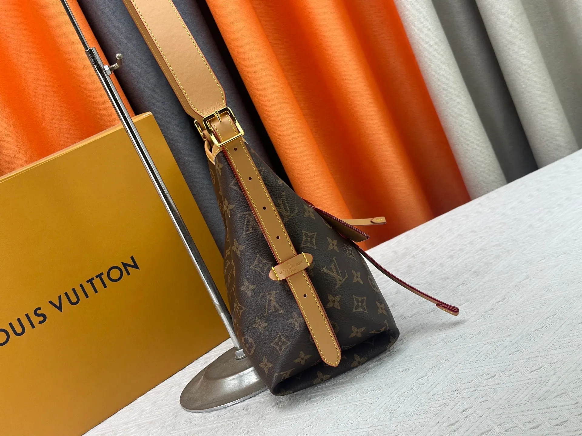 P260 upgrades the original M24861 M25143 M46203 M46197 CarryAll medium handbag, with Monogram canvas and leather trim to create a body-fitting design. There's a zipped pocket inside the ample space, and a detachable zipped clutch adds a functional element, with a buckle-adjustable handle. Small size: 29 x 24 x 12 cm,