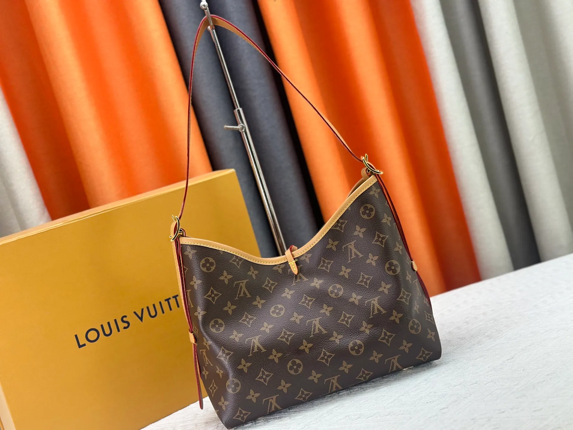 P260 upgrades the original M24861 M25143 M46203 M46197 CarryAll medium handbag, with Monogram canvas and leather trim to create a body-fitting design. There's a zipped pocket inside the ample space, and a detachable zipped clutch adds a functional element, with a buckle-adjustable handle. Small size: 29 x 24 x 12 cm,
