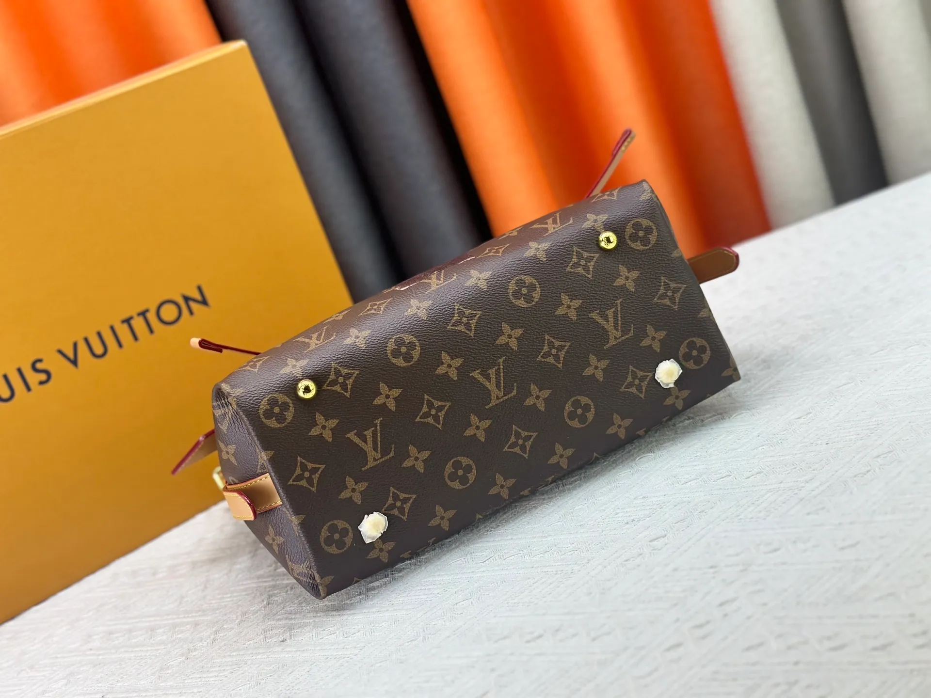 P260 upgrades the original M24861 M25143 M46203 M46197 CarryAll medium handbag, with Monogram canvas and leather trim to create a body-fitting design. There's a zipped pocket inside the ample space, and a detachable zipped clutch adds a functional element, with a buckle-adjustable handle. Small size: 29 x 24 x 12 cm,