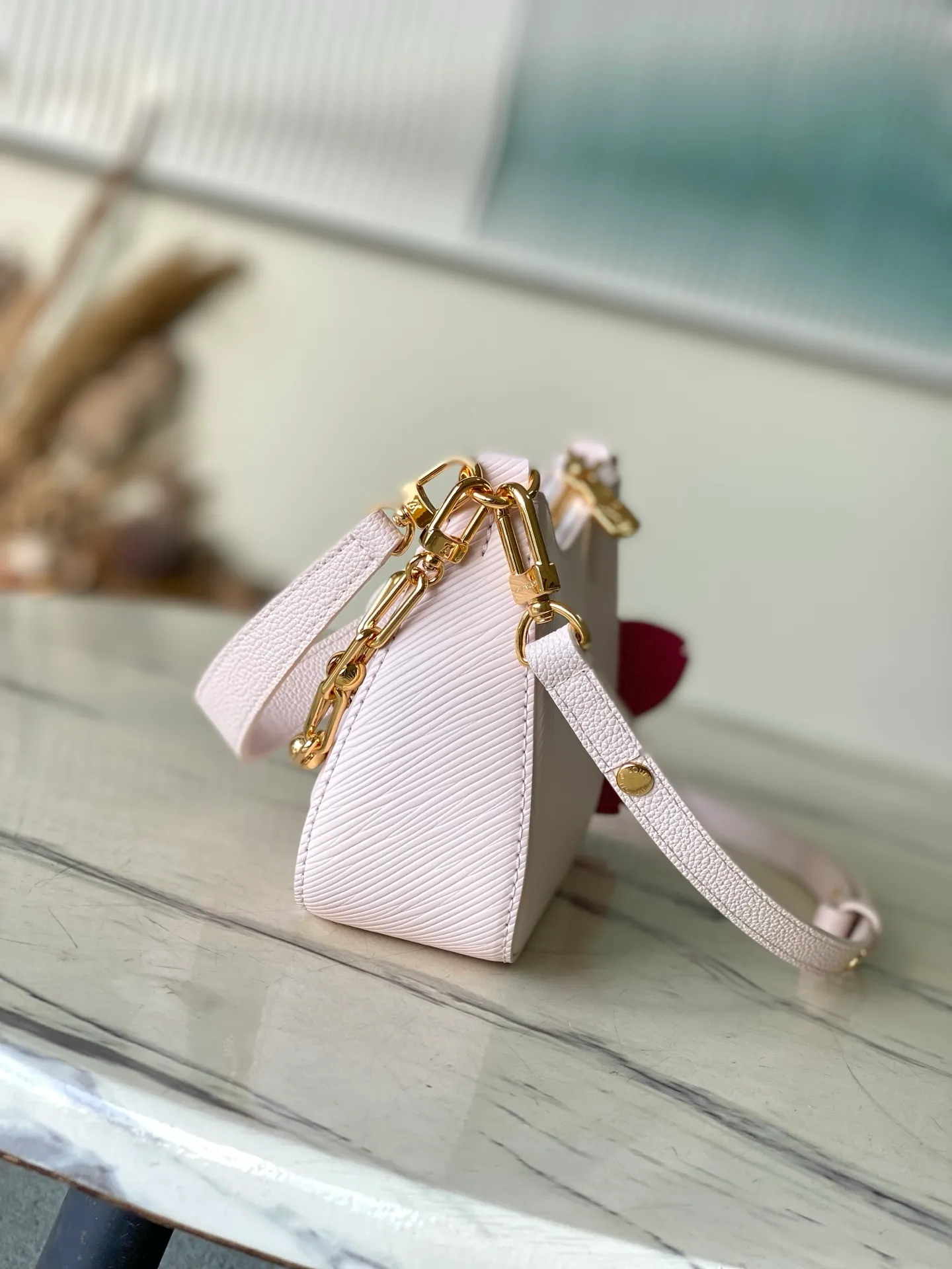 💰1400 (top-grain leather) top original order M13101 This Marellini handbag is made of Epi grain leather with dazzling metal parts, highlighting the vitality of the Louis Vuitton x Murakami replica series. The detachable mirror is made of Monogram canvas with Cherry Blossom pattern and matches the Cherry Blossom bag decoration for a personalized look. Dimensions: 13.5 x 6.5 x 19 cm (height x width x length)