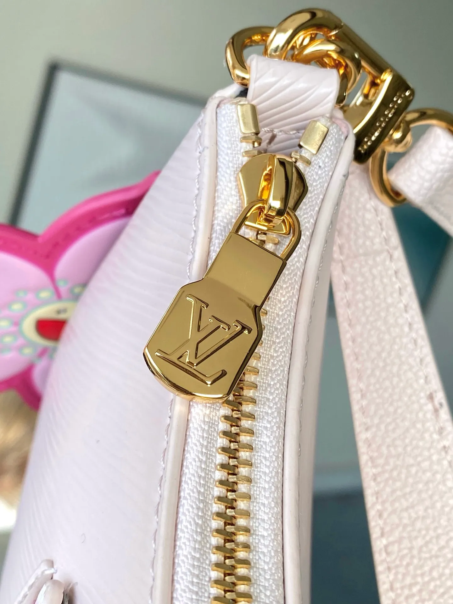 💰1400 (top-grain leather) top original order M13101 This Marellini handbag is made of Epi grain leather with dazzling metal parts, highlighting the vitality of the Louis Vuitton x Murakami replica series. The detachable mirror is made of Monogram canvas with Cherry Blossom pattern and matches the Cherry Blossom bag decoration for a personalized look. Dimensions: 13.5 x 6.5 x 19 cm (height x width x length)