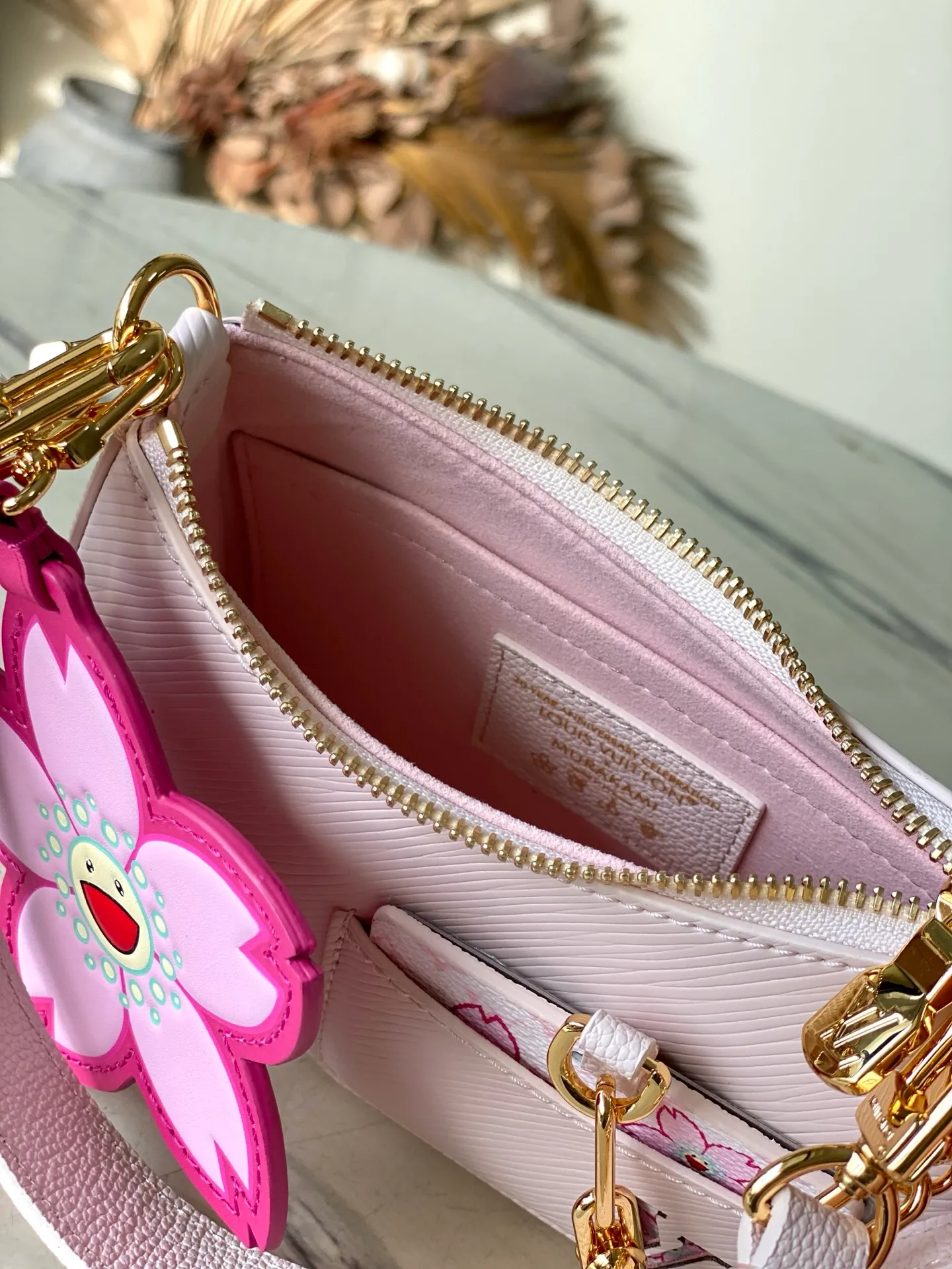 💰1400 (top-grain leather) top original order M13101 This Marellini handbag is made of Epi grain leather with dazzling metal parts, highlighting the vitality of the Louis Vuitton x Murakami replica series. The detachable mirror is made of Monogram canvas with Cherry Blossom pattern and matches the Cherry Blossom bag decoration for a personalized look. Dimensions: 13.5 x 6.5 x 19 cm (height x width x length)