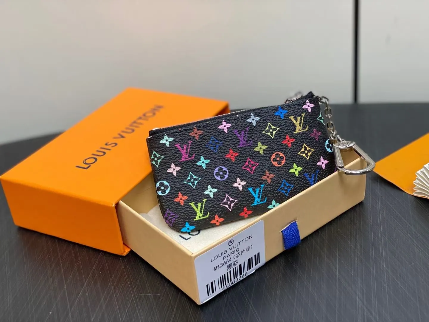 P90 ✨M13664 Black Color Key Bag Wallet Series Key Bag M62650 82620 This Monogram Ld print is interpreted in 33 colorful colors. The white tricolor jointly launched by Takashi Murakami and LV in 2025. The black tricolor has been launched in twelve pieces and is very popular around the world. It is loved by celebrities and celebrities. It is lively, childlike and friendly. It's lined with leather for an elegant shape and can hold cash and cards. Dimensions: 12.0 x 7.0 x 1.5 cm.