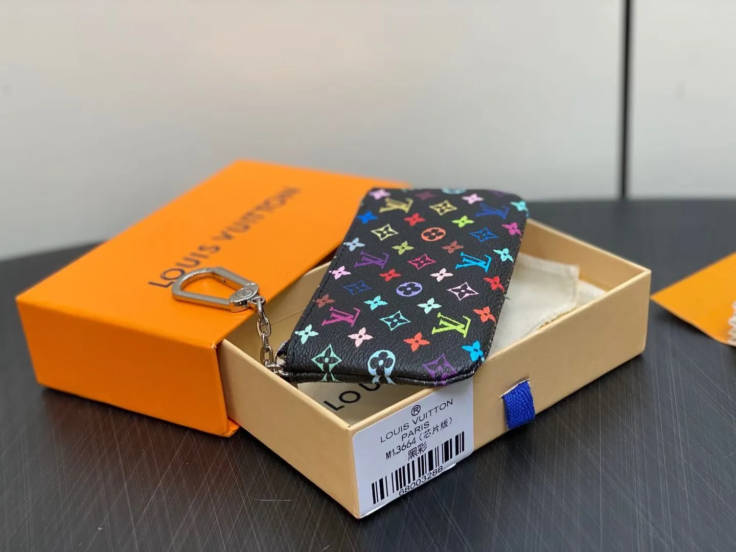 P90 ✨M13664 Black Color Key Bag Wallet Series Key Bag M62650 82620 This Monogram Ld print is interpreted in 33 colorful colors. The white tricolor jointly launched by Takashi Murakami and LV in 2025. The black tricolor has been launched in twelve pieces and is very popular around the world. It is loved by celebrities and celebrities. It is lively, childlike and friendly. It's lined with leather for an elegant shape and can hold cash and cards. Dimensions: 12.0 x 7.0 x 1.5 cm.