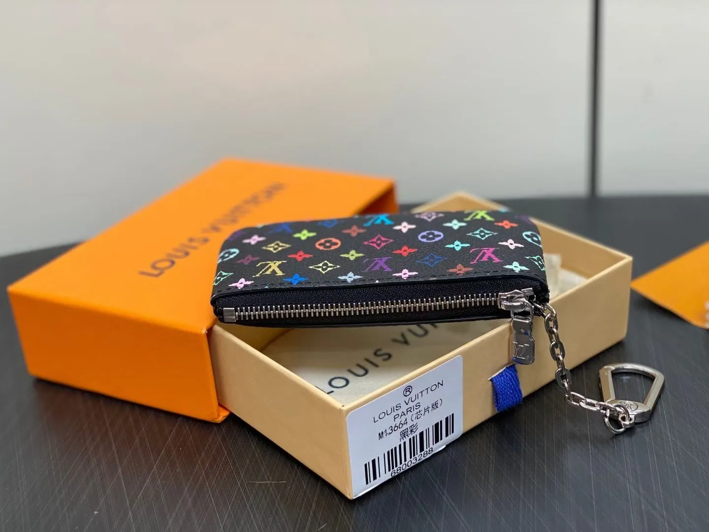 P90 ✨M13664 Black Color Key Bag Wallet Series Key Bag M62650 82620 This Monogram Ld print is interpreted in 33 colorful colors. The white tricolor jointly launched by Takashi Murakami and LV in 2025. The black tricolor has been launched in twelve pieces and is very popular around the world. It is loved by celebrities and celebrities. It is lively, childlike and friendly. It's lined with leather for an elegant shape and can hold cash and cards. Dimensions: 12.0 x 7.0 x 1.5 cm.