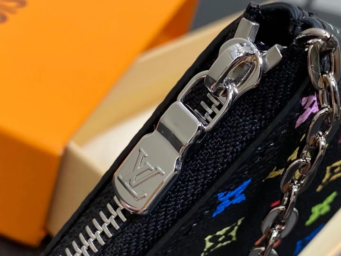 P90 ✨M13664 Black Color Key Bag Wallet Series Key Bag M62650 82620 This Monogram Ld print is interpreted in 33 colorful colors. The white tricolor jointly launched by Takashi Murakami and LV in 2025. The black tricolor has been launched in twelve pieces and is very popular around the world. It is loved by celebrities and celebrities. It is lively, childlike and friendly. It's lined with leather for an elegant shape and can hold cash and cards. Dimensions: 12.0 x 7.0 x 1.5 cm.