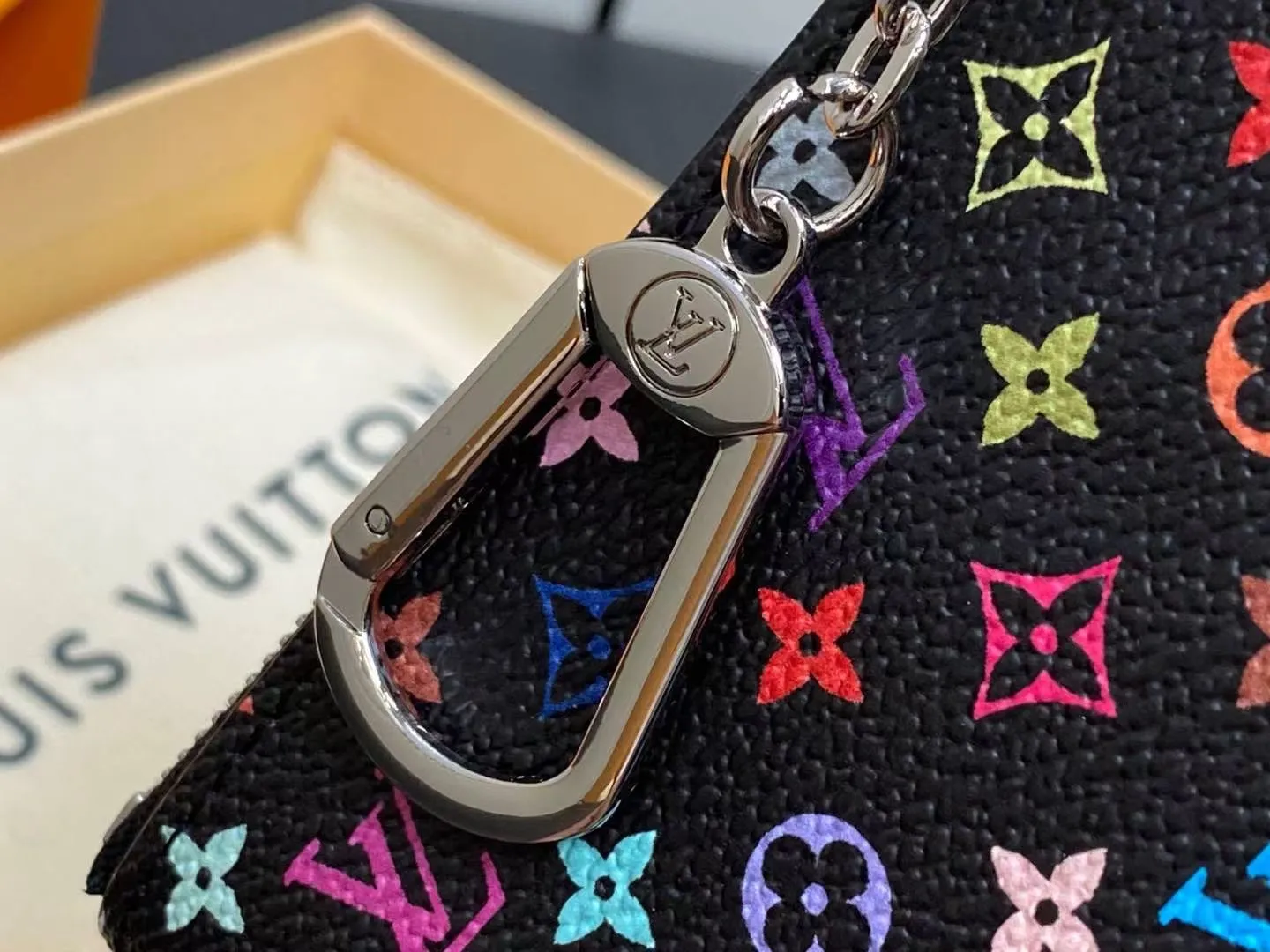P90 ✨M13664 Black Color Key Bag Wallet Series Key Bag M62650 82620 This Monogram Ld print is interpreted in 33 colorful colors. The white tricolor jointly launched by Takashi Murakami and LV in 2025. The black tricolor has been launched in twelve pieces and is very popular around the world. It is loved by celebrities and celebrities. It is lively, childlike and friendly. It's lined with leather for an elegant shape and can hold cash and cards. Dimensions: 12.0 x 7.0 x 1.5 cm.