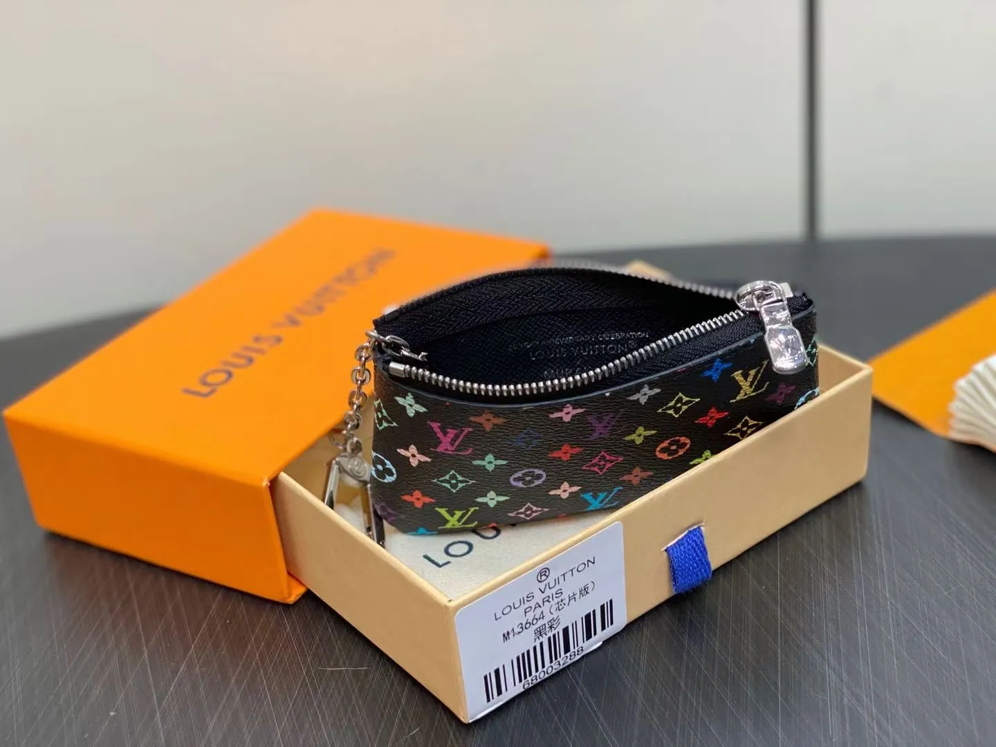 P90 ✨M13664 Black Color Key Bag Wallet Series Key Bag M62650 82620 This Monogram Ld print is interpreted in 33 colorful colors. The white tricolor jointly launched by Takashi Murakami and LV in 2025. The black tricolor has been launched in twelve pieces and is very popular around the world. It is loved by celebrities and celebrities. It is lively, childlike and friendly. It's lined with leather for an elegant shape and can hold cash and cards. Dimensions: 12.0 x 7.0 x 1.5 cm.