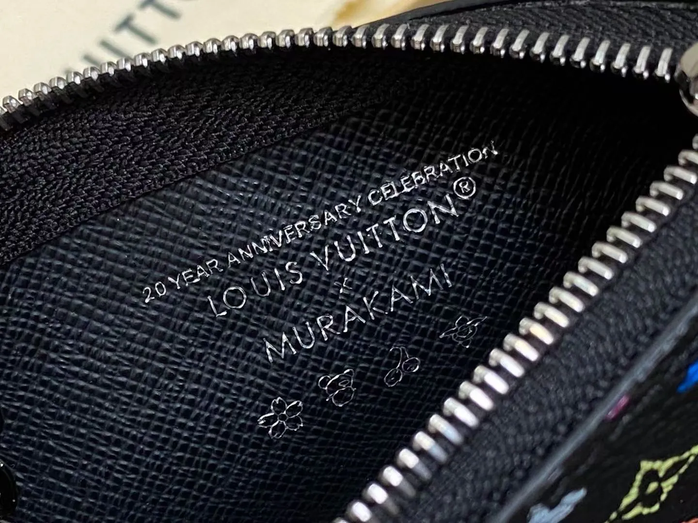 P90 ✨M13664 Black Color Key Bag Wallet Series Key Bag M62650 82620 This Monogram Ld print is interpreted in 33 colorful colors. The white tricolor jointly launched by Takashi Murakami and LV in 2025. The black tricolor has been launched in twelve pieces and is very popular around the world. It is loved by celebrities and celebrities. It is lively, childlike and friendly. It's lined with leather for an elegant shape and can hold cash and cards. Dimensions: 12.0 x 7.0 x 1.5 cm.