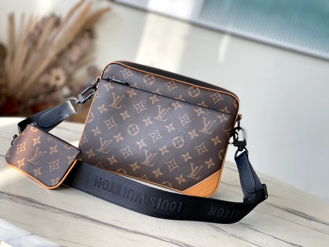 💰940 Top quality original M46694 yellow leather with presbyopia Trio messenger bag made of Monogram Eclipse canvas and Monogram Eclipse Reverse canvas. A signature tonal pattern accentuates the lines of this versatile, modular design. In addition to the functions of a traditional cross-body bag, it also comes with a removable zipper bag and a coin purse attached to the strap. size：25x18.5x7cm