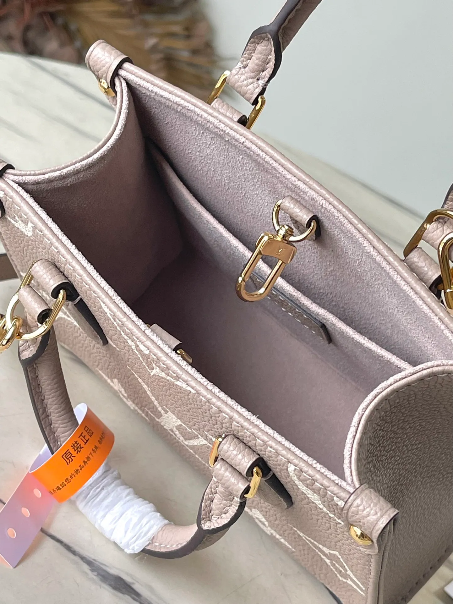 💰960 (top-grain leather) top original order M47064, support counter inspection, the photos taken of duty-free goods are consistent with the product without unpacking. This product is an exclusive duty-free product in the market and is the highest-end product. Inspection is supported. This product has passed strict inspection and is flawless. Please wear gloves when touching the product. This product is not returnable or exchangeable. Please confirm the product first and then remove the label on the handle. This product is temporarily not open to the public, only regular customers, and is in short supply. Dimensions: 18 x 15 x 8.5 cm