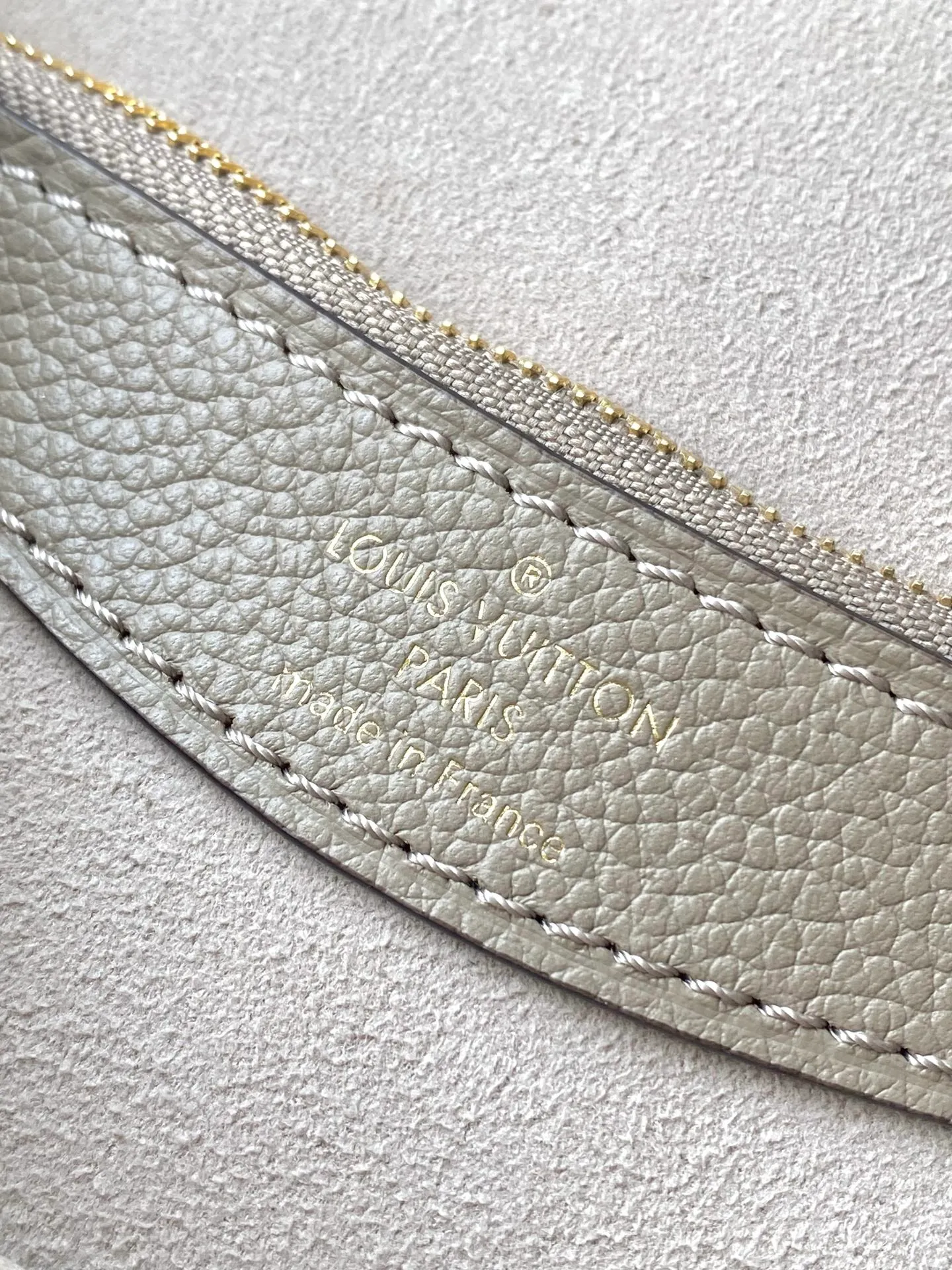 💰1100 (top layer leather) top original order M46583 This Diane handbag depicts the classic Monogram pattern on Epi leather, which contrasts with the dazzling metal parts, making it an elegant choice for daily use. The perfect size makes it easy to store your daily needs, the zippered interior pocket adds functionality, and the detachable contrast fabric shoulder strap allows for a variety of carrying methods. Dimensions: 24 × 15 × 9cm