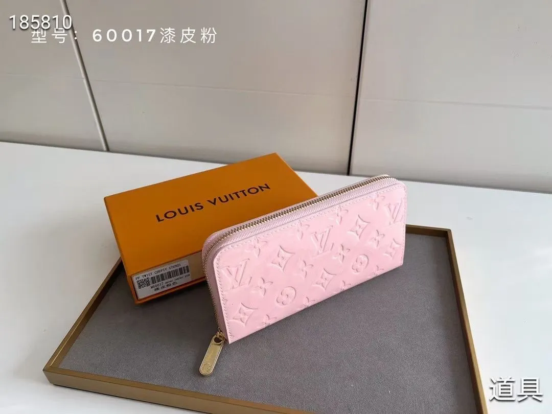 P140💰#Patent leather glossy embossed This classic LV Zippy zipper wallet is exquisite and soft, with spacious capacity and exquisite gold accessories, showing elegance in a low-key manner. Embossed calfskin with smooth leather trim, 8 credit card slots, zipped coin compartment, 3 large compartments for documents and passports, 2 flat pockets. Model: M60017 patent leather Size: 19x10 Coding: nn96/195175/59