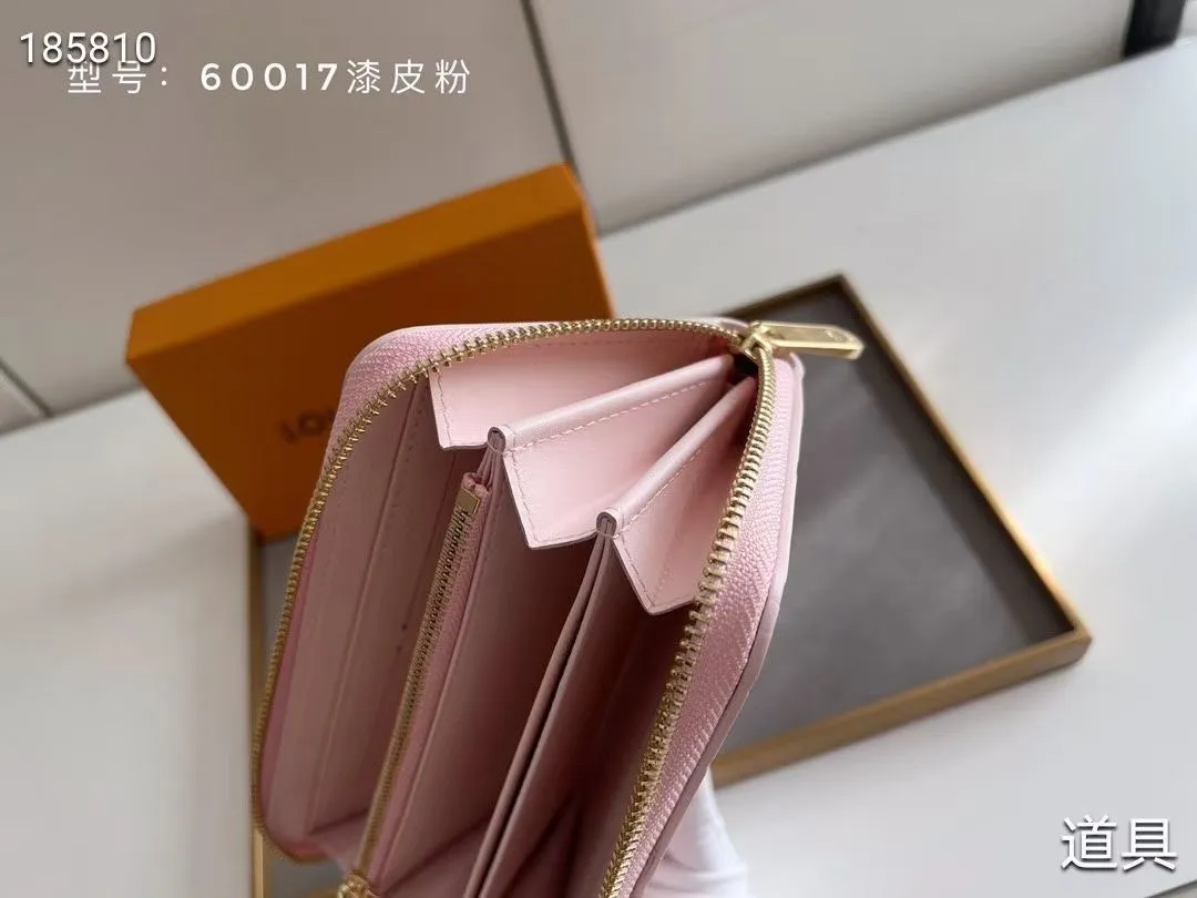 P140💰#Patent leather glossy embossed This classic LV Zippy zipper wallet is exquisite and soft, with spacious capacity and exquisite gold accessories, showing elegance in a low-key manner. Embossed calfskin with smooth leather trim, 8 credit card slots, zipped coin compartment, 3 large compartments for documents and passports, 2 flat pockets. Model: M60017 patent leather Size: 19x10 Coding: nn96/195175/59