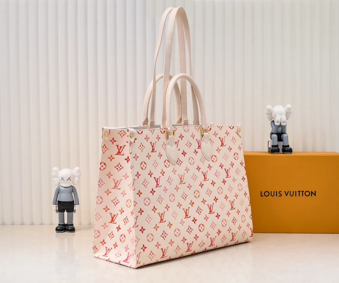 Batch 💰320 M45039 M44571 This large OnTheGo handbag is from the Sunrise Aquarelle series. It is made of colorful Monogram Empreinte leather with watercolor effect LV letters and Monogram flowers, delicately depicting the rising sun. The silk-screen luster is like crystal clear morning dew, and the rolled leather handles and detachable and adjustable shoulder strap allow for a variety of carrying methods. Size: 41x34x19cm